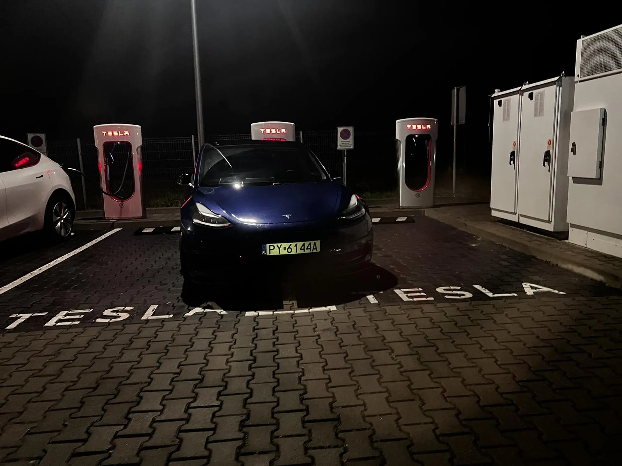 1 samochód, 3 ładowarki zajęte