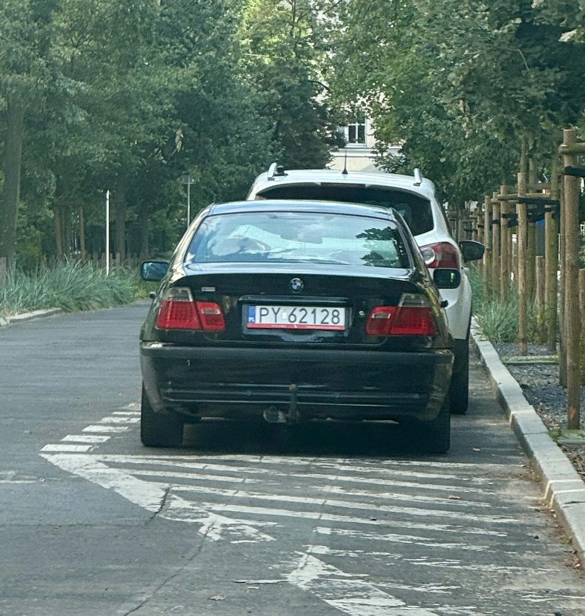 Podczas mojej próby zaparkowania, kobieta o okrągłej figurze, prowadząca poniższy samochód, weszła przed maskę mojego auta, stanęła na miejscu parkingowym, z którego chciałem skorzystać i bezceremonialnie oznajmiła: „Tu nie wjedziesz, bo ja tu teraz parkuję.”