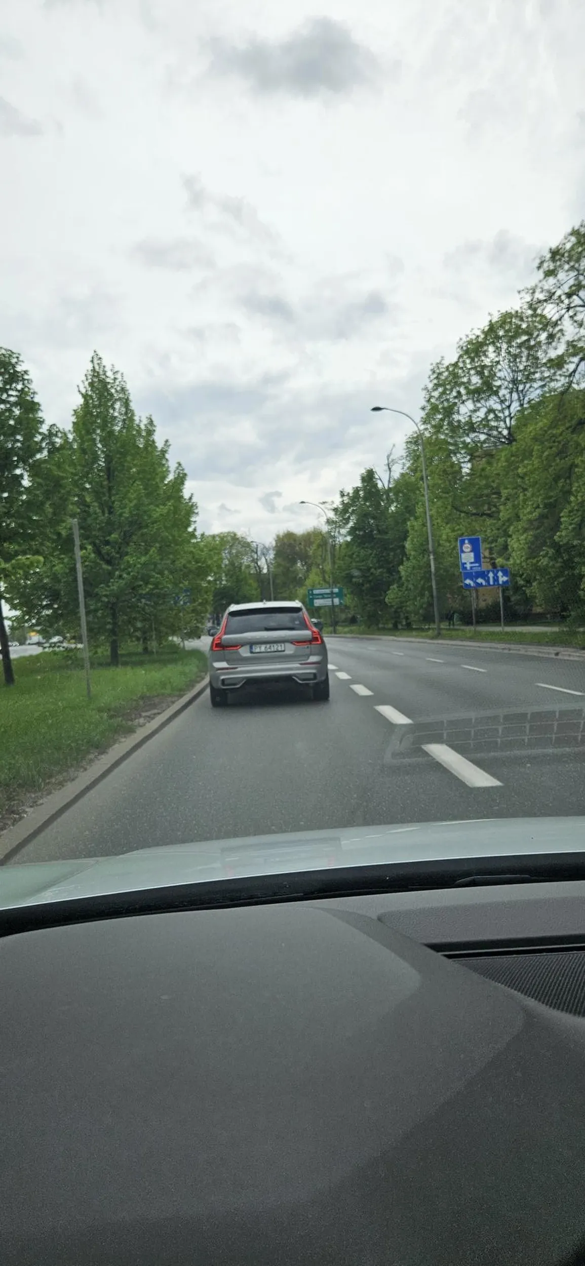 Cham, wciska się, zajeżdża drogę,na czerwonym swietle, "król" w suvie dla ludu, pokazujący palcem ile mu wchodzi w du...ę.