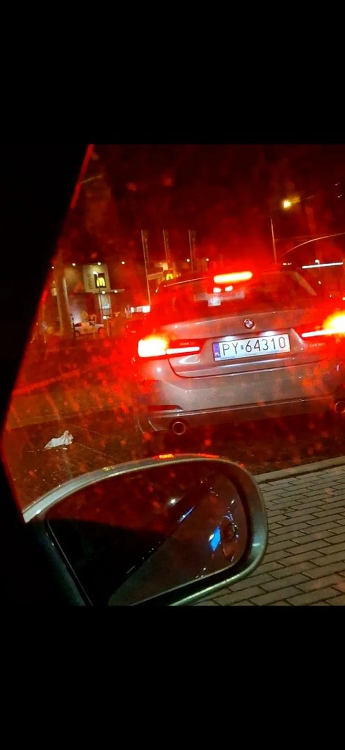 Podjechał po jedzenie, zjadł na dworzu (co by się w bmw nie nakruszyło) a na koniec wszystkie śmieci, papiery rozwalił jak prosiak na parkingu. Nie pozdrawiam śmieciarzu