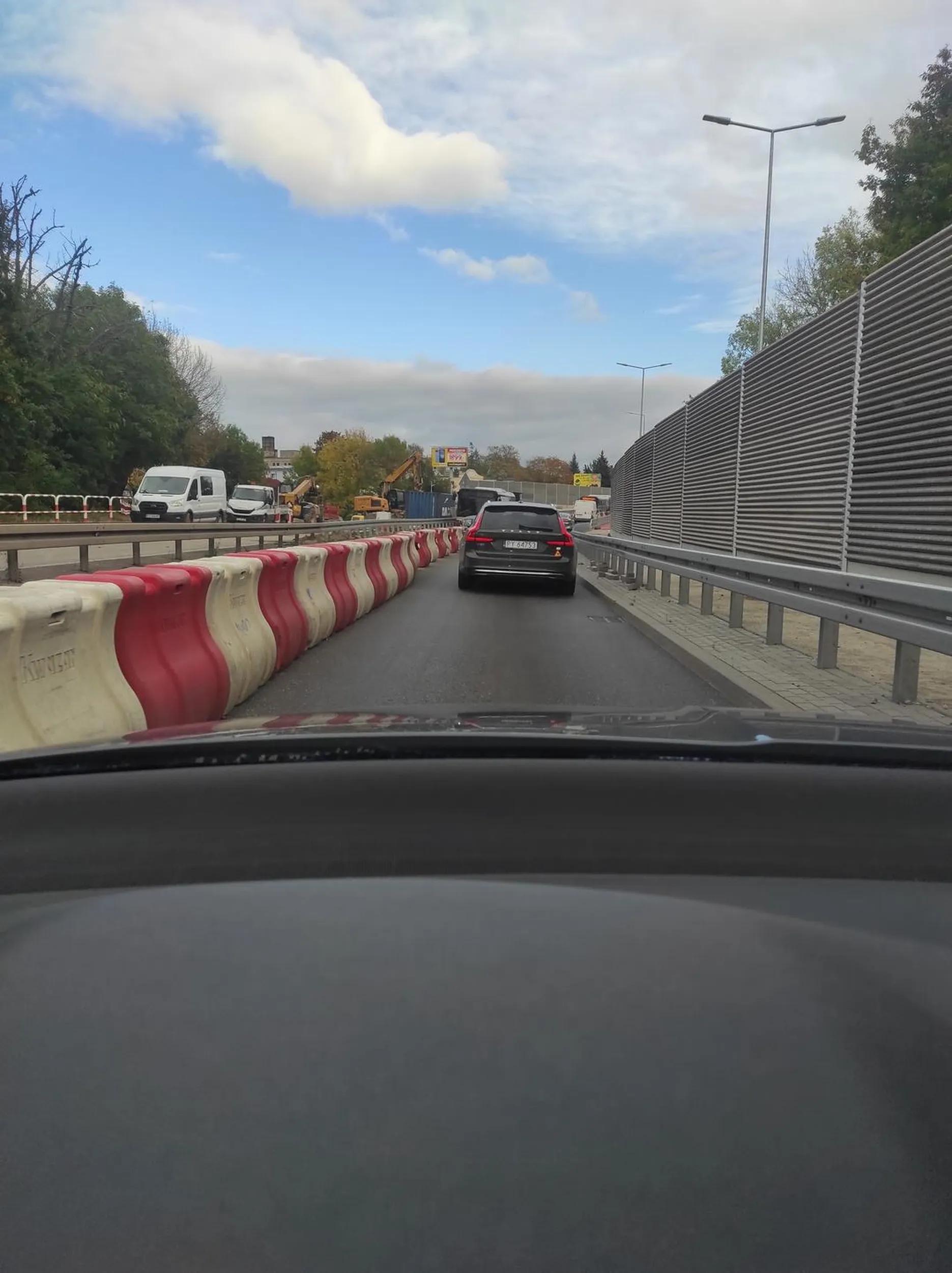 Starszy pan któremu nie staje z chusteczką na szyi nie potrafi jeździć. Przyspiesza gdy chce gdy ktoś wyprzedzić. Nie ustępuje podczas jazdy na zakładkę