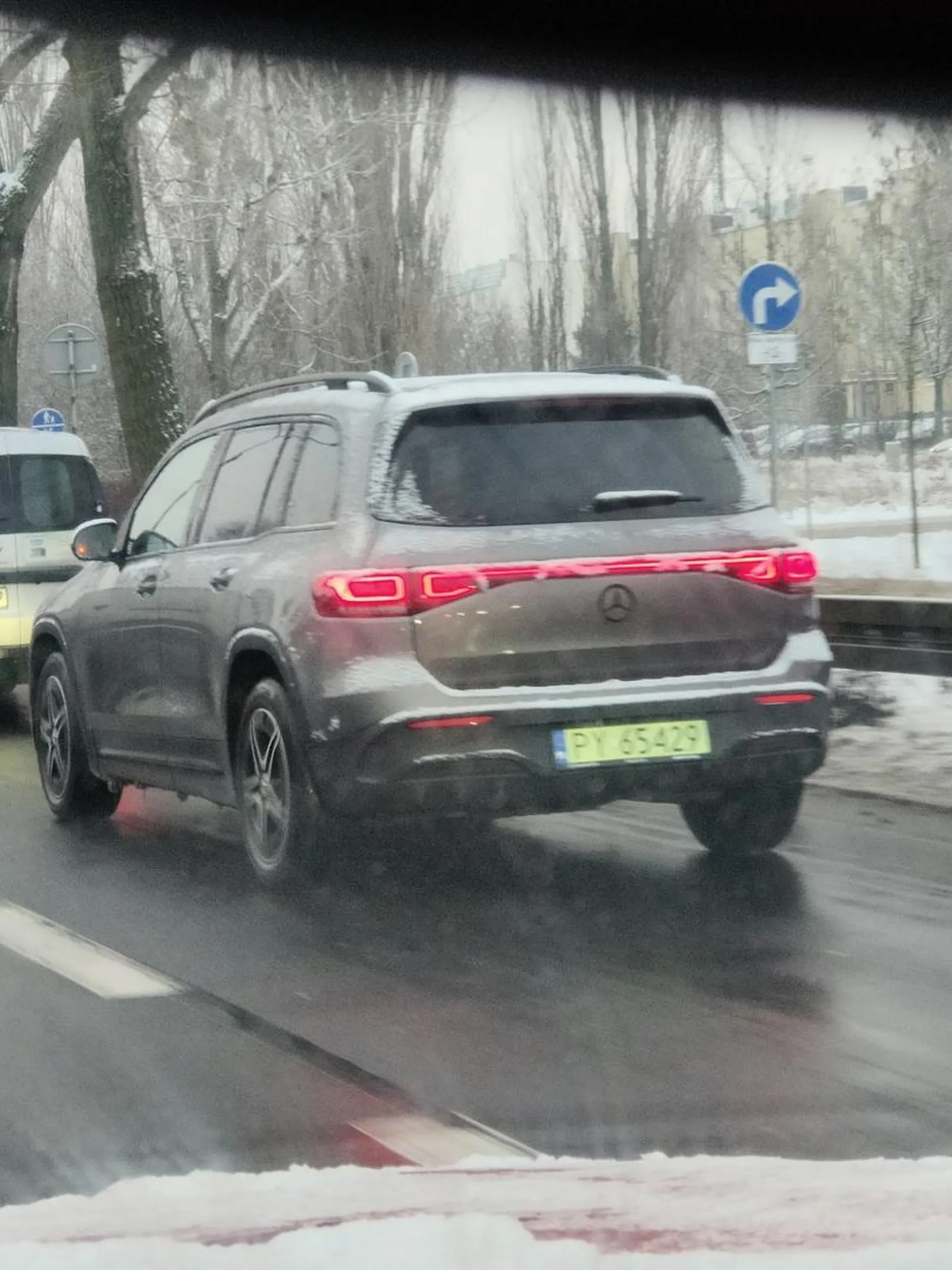 Prostak i cham. Zajeżdża, wali długimi. Zajeżdża drogę i gwałtownie hamuje. Jakieś problemy w głowie widocznie.  Uważajcie. Wyprzedza jak chce.