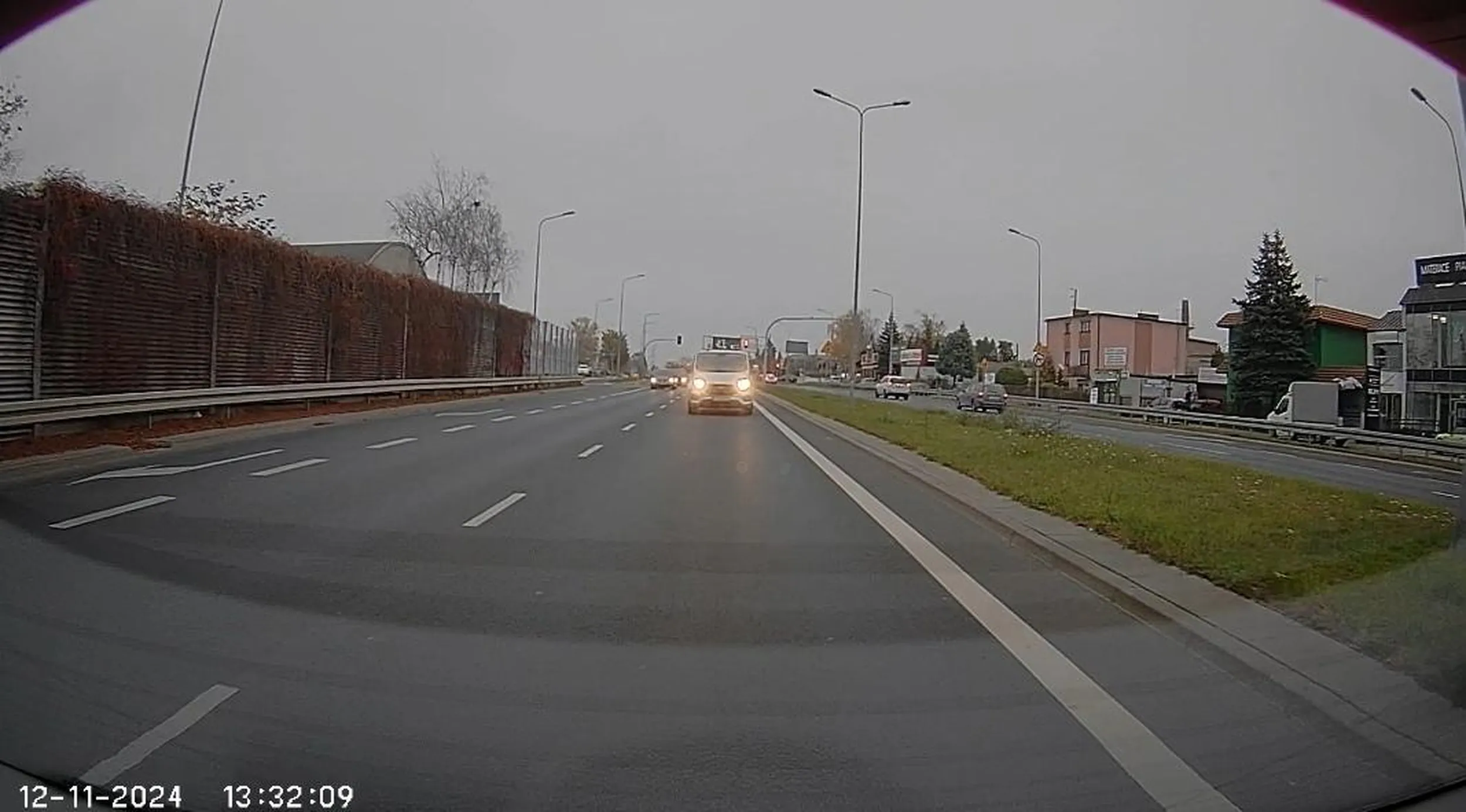 Kierowców tego forda jak chcesz błyszczeć, to możesz tu. Uwaga na niego jeździ na zderzaku i pogania światłami. Film wysyłam na policję.