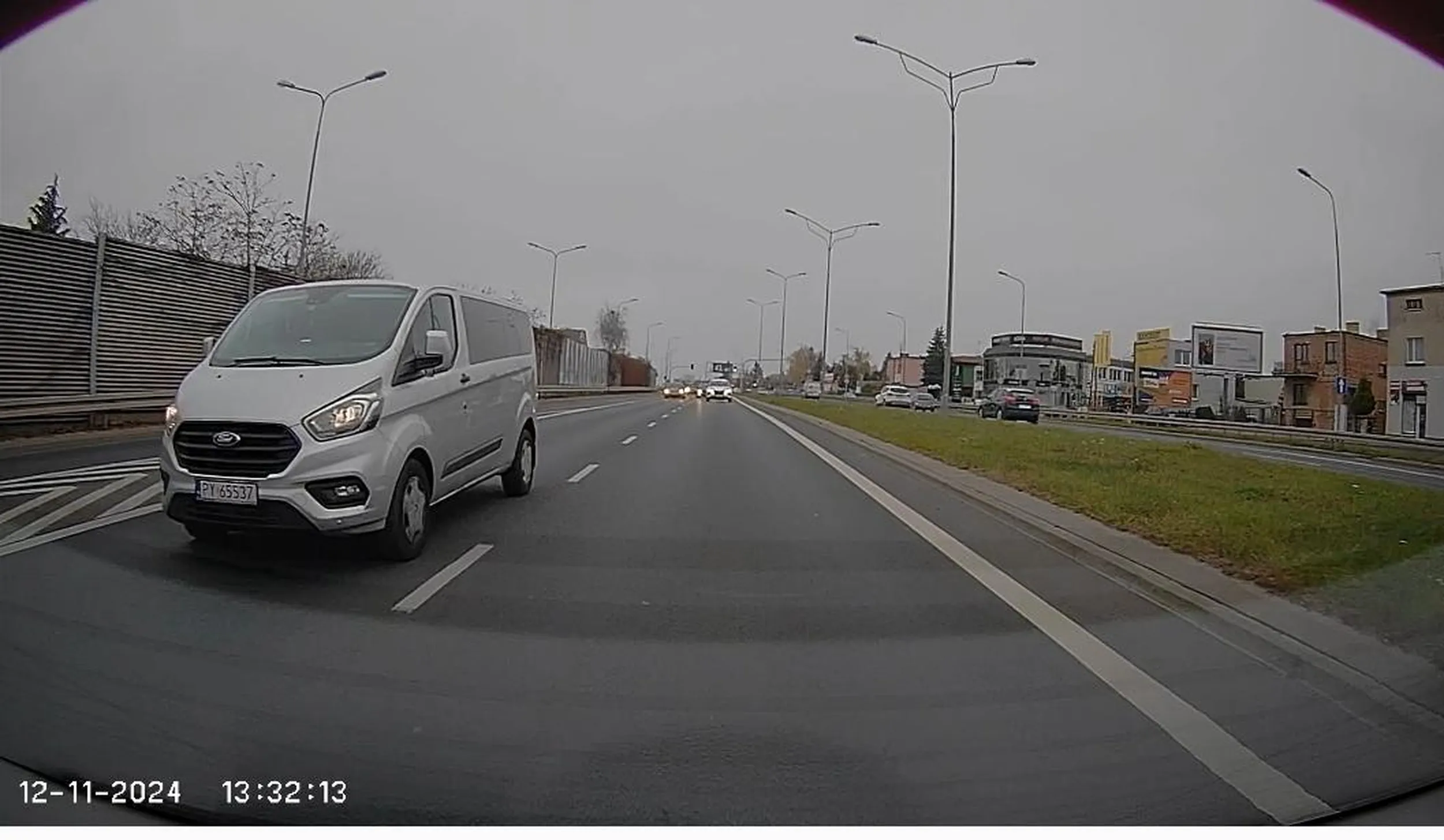 Kierowców tego forda jak chcesz błyszczeć, to możesz tu. Uwaga na niego jeździ na zderzaku i pogania światłami. Film wysyłam na policję.