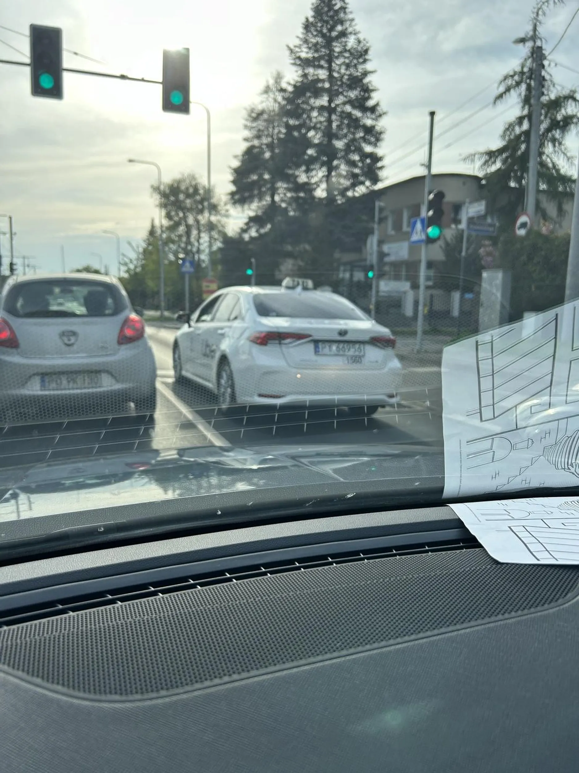 Koleś jeździ po Poznaniu z prędkością światła, śmiga na czerwonym. Mam nadzieję że szybko znajdzie go policja i dostanie należne mu mandaty.