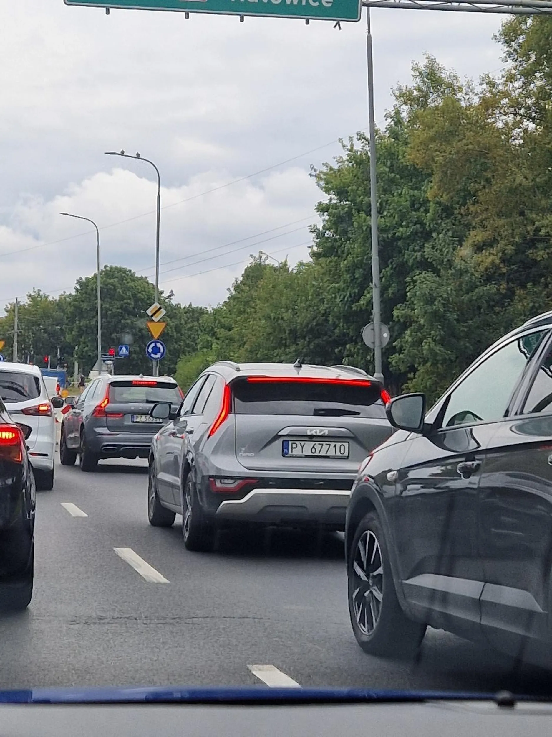 Wciska się na hama na końcu pasa, burak