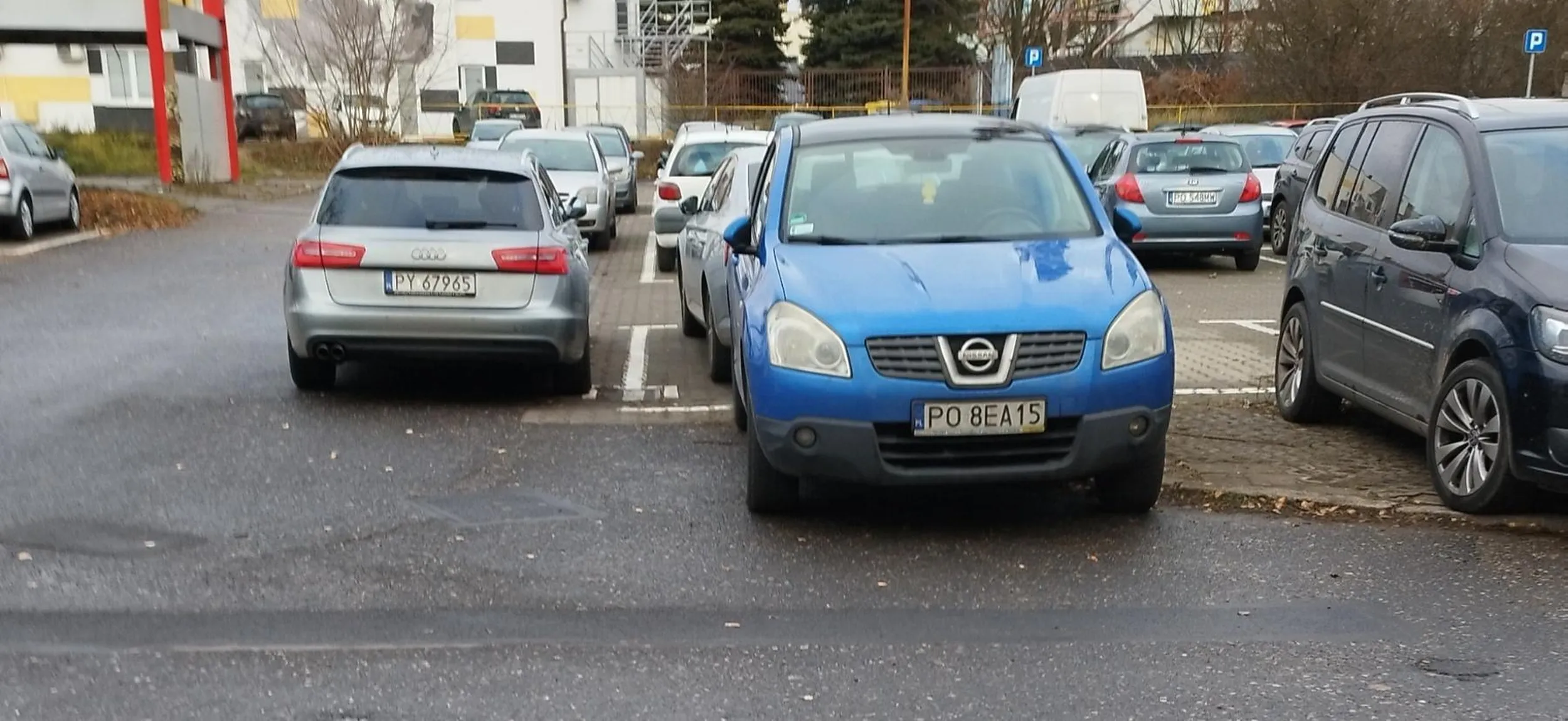 Zjeb parkuje na przejezdzie