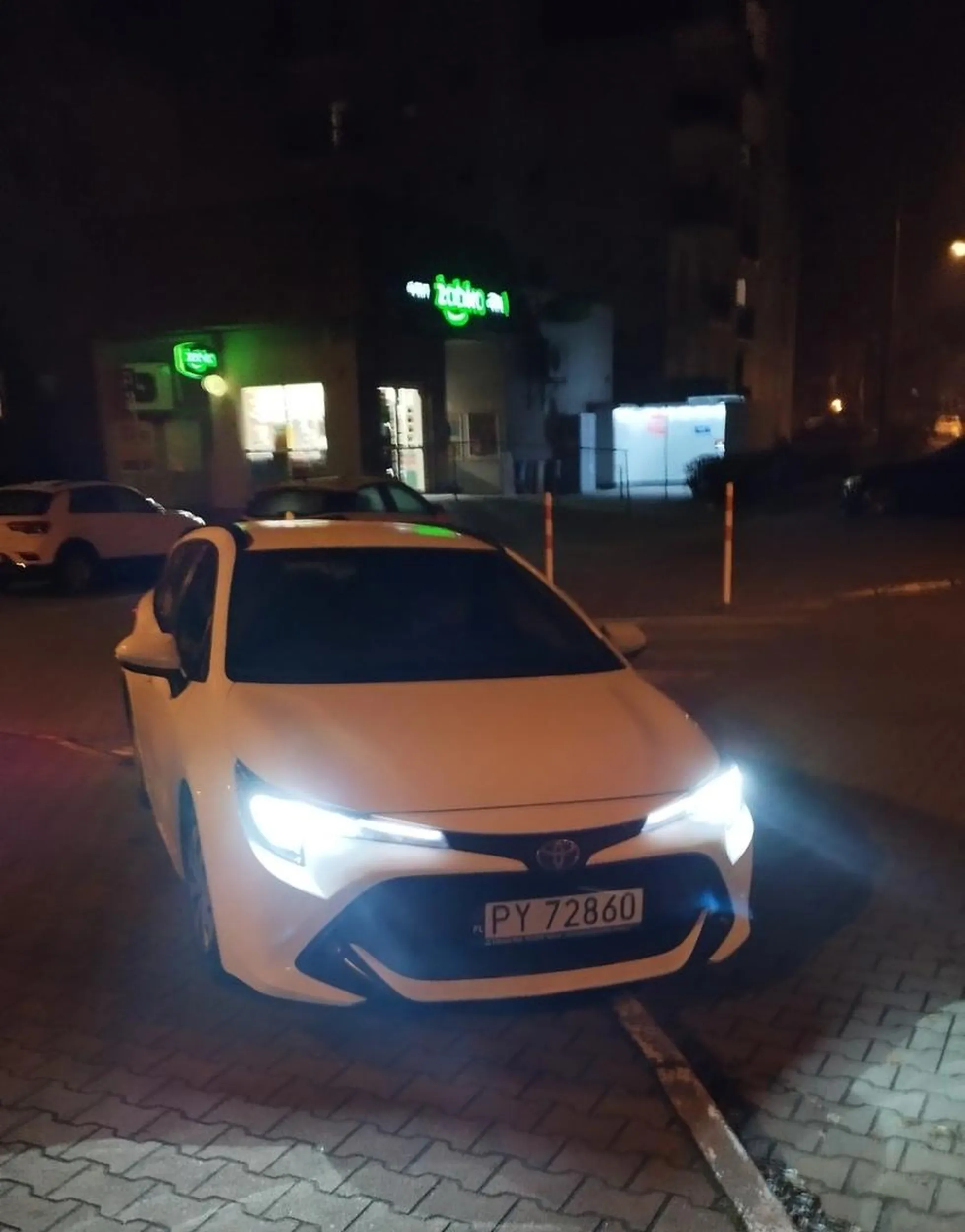 Parkowanie na pasach bo trzeba sie napoic w plazie