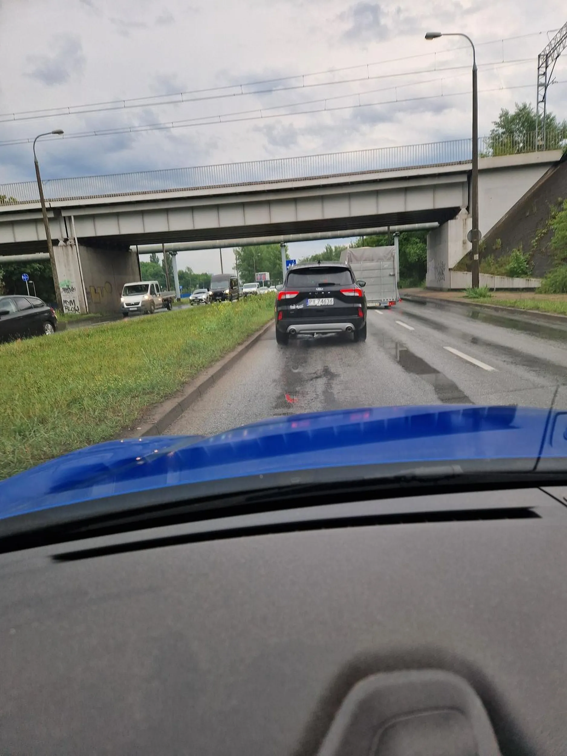 Wpieprza się na bezczela stojącym w korku pod nos.