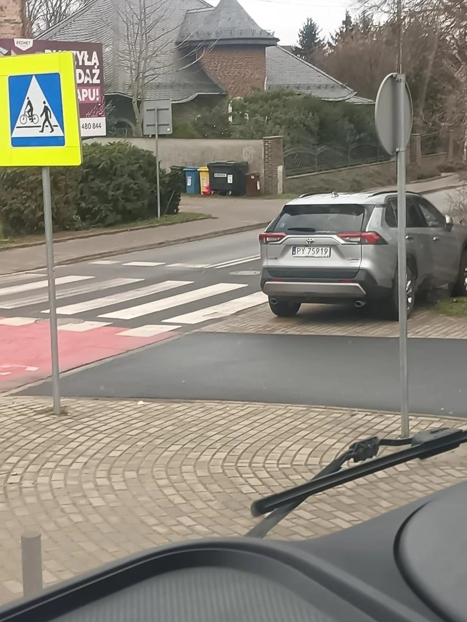 Są tacy dla których nawet przejście dla pieszych jest parkingiem...