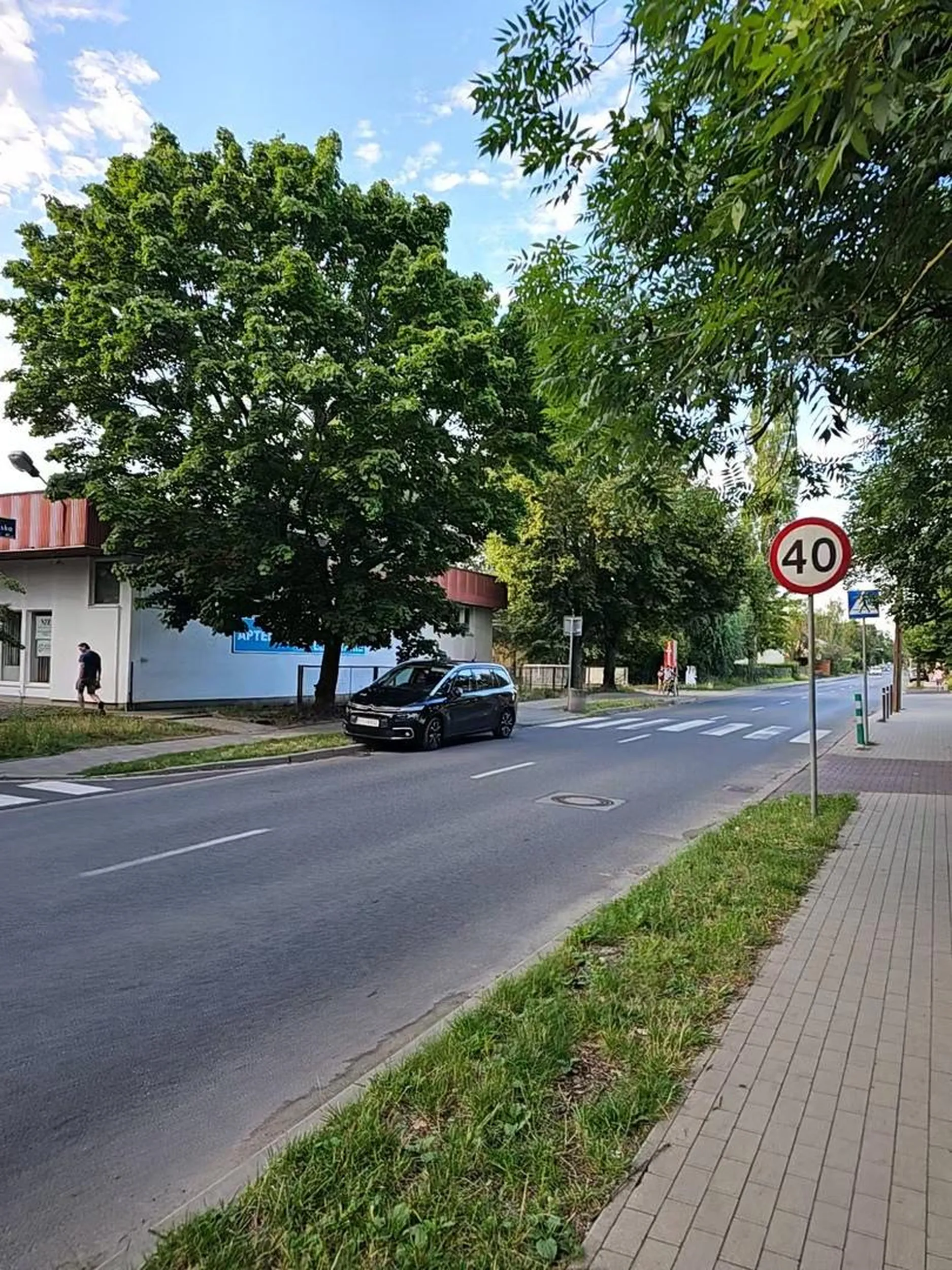 Tak się parkuje pod żabką.