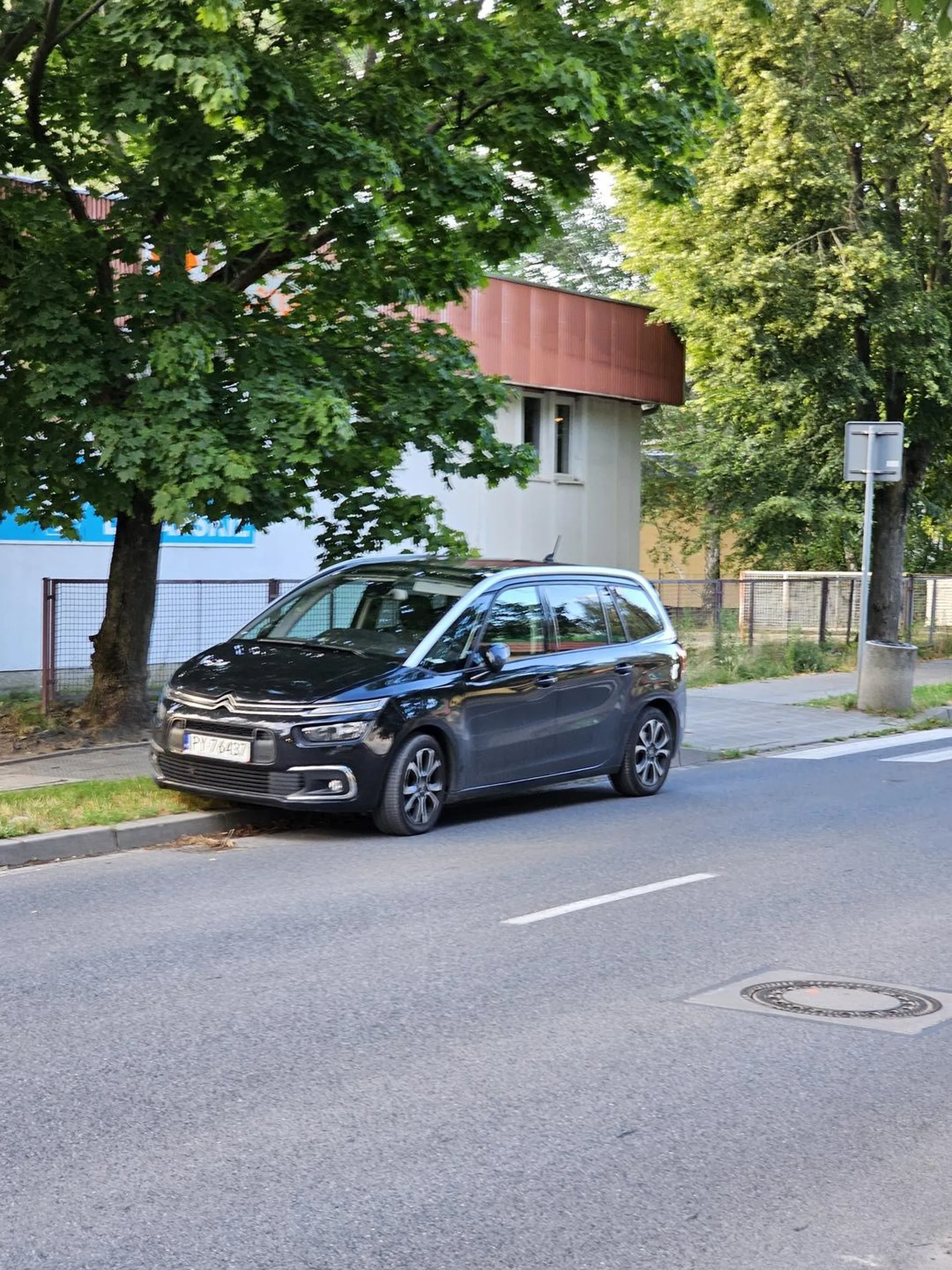 Tak się parkuje pod żabką.