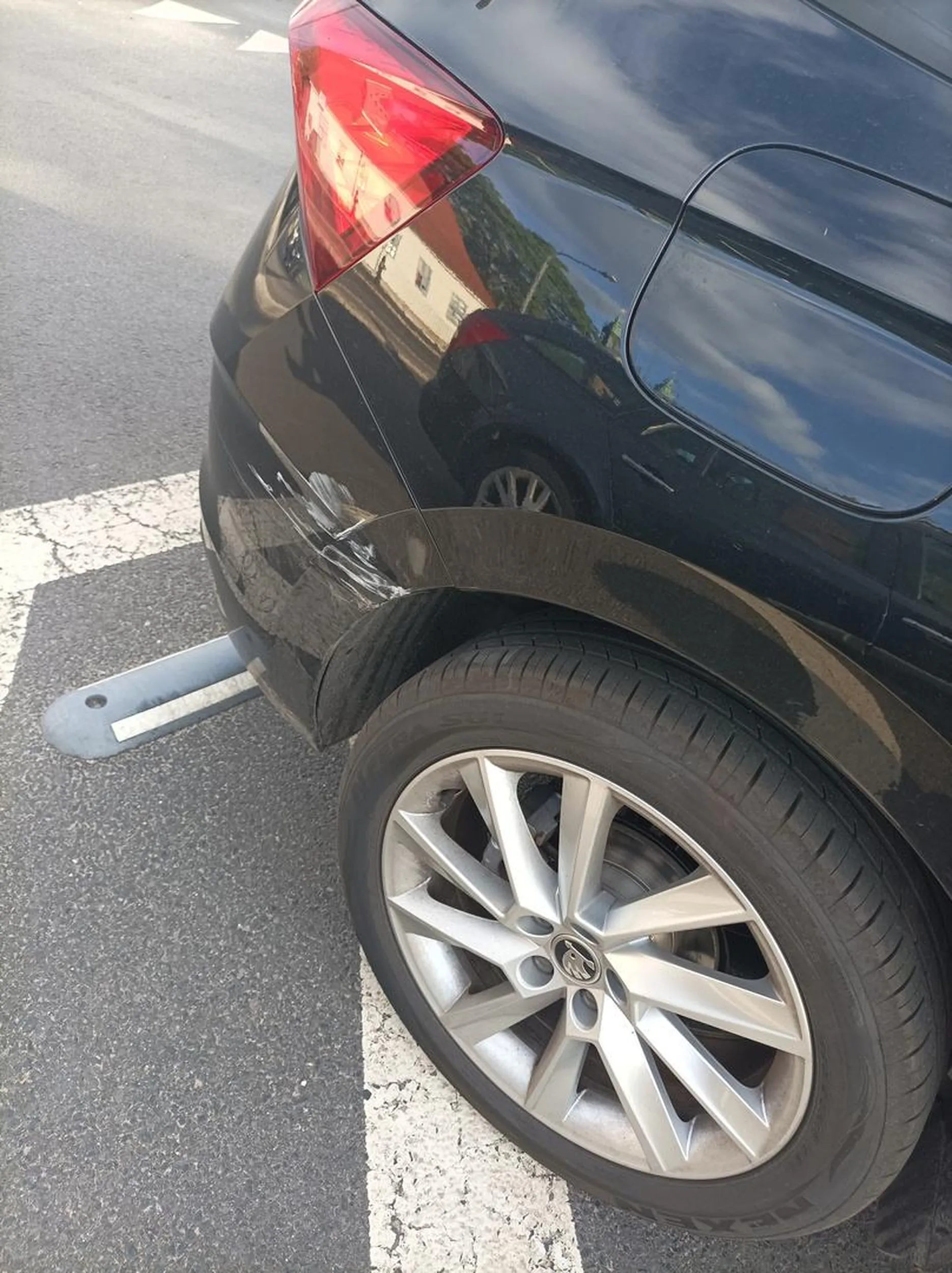 Chłop najpierw zajechał mi drogę, wepchnął mnie w kraweznik co skutkowało uszkodzeniem opony i felgi, a po tym jak go wyprzedziłem z chęcią zatrzymania go wpierdolił mi się w zderzak.