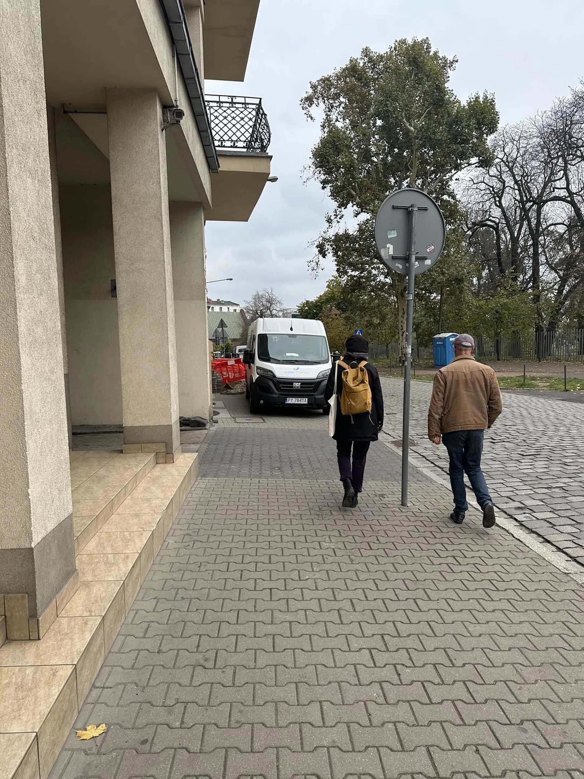 Firma Instal-Energo ma gdzieś przepisy. Parkowanie na chodniku i zasłanianie wyjazdu na porządku dziennym, a rozjeżdżanie trawnika i jazda po chodniku to ich drugie imię.