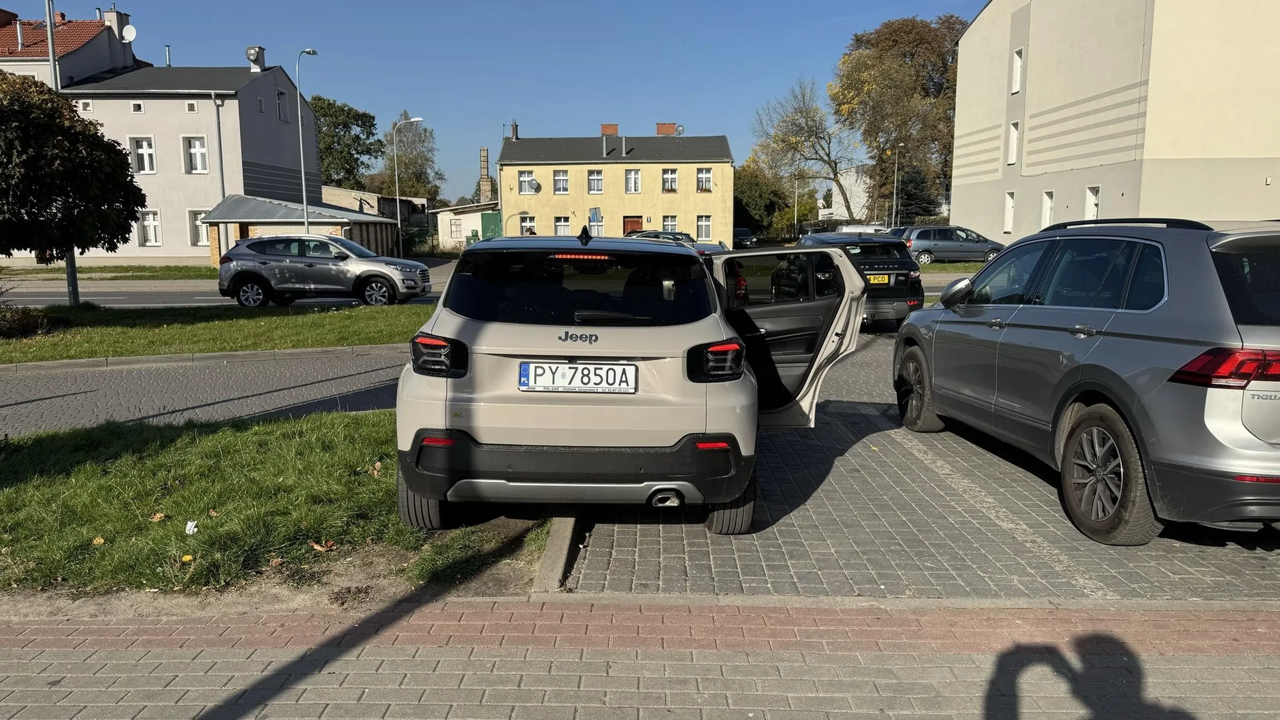 Nie po to kupuje się Jeepa, żeby jeździć i parkować tylko na twardym. Prawda?.. Prawda!?