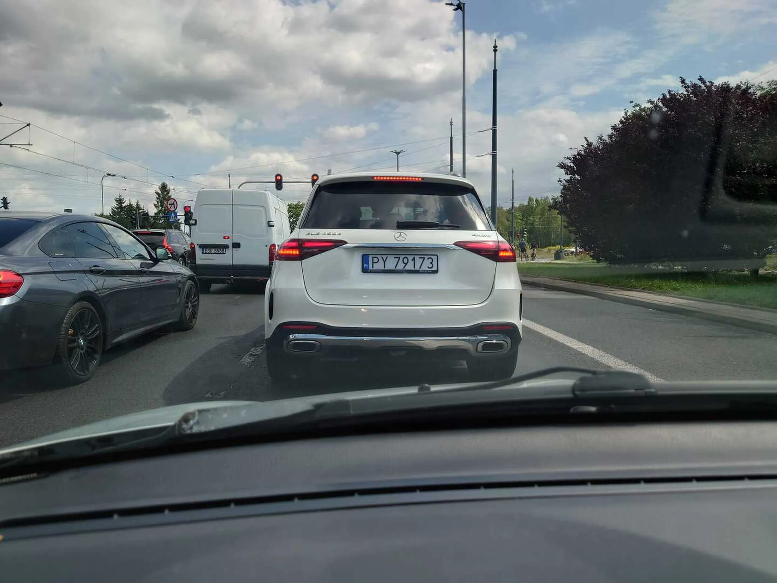 Jeździ po Łodzi, wyprzedza choć nie ma miejsca, wymusza pierwszeństwo i robi zdjęcia