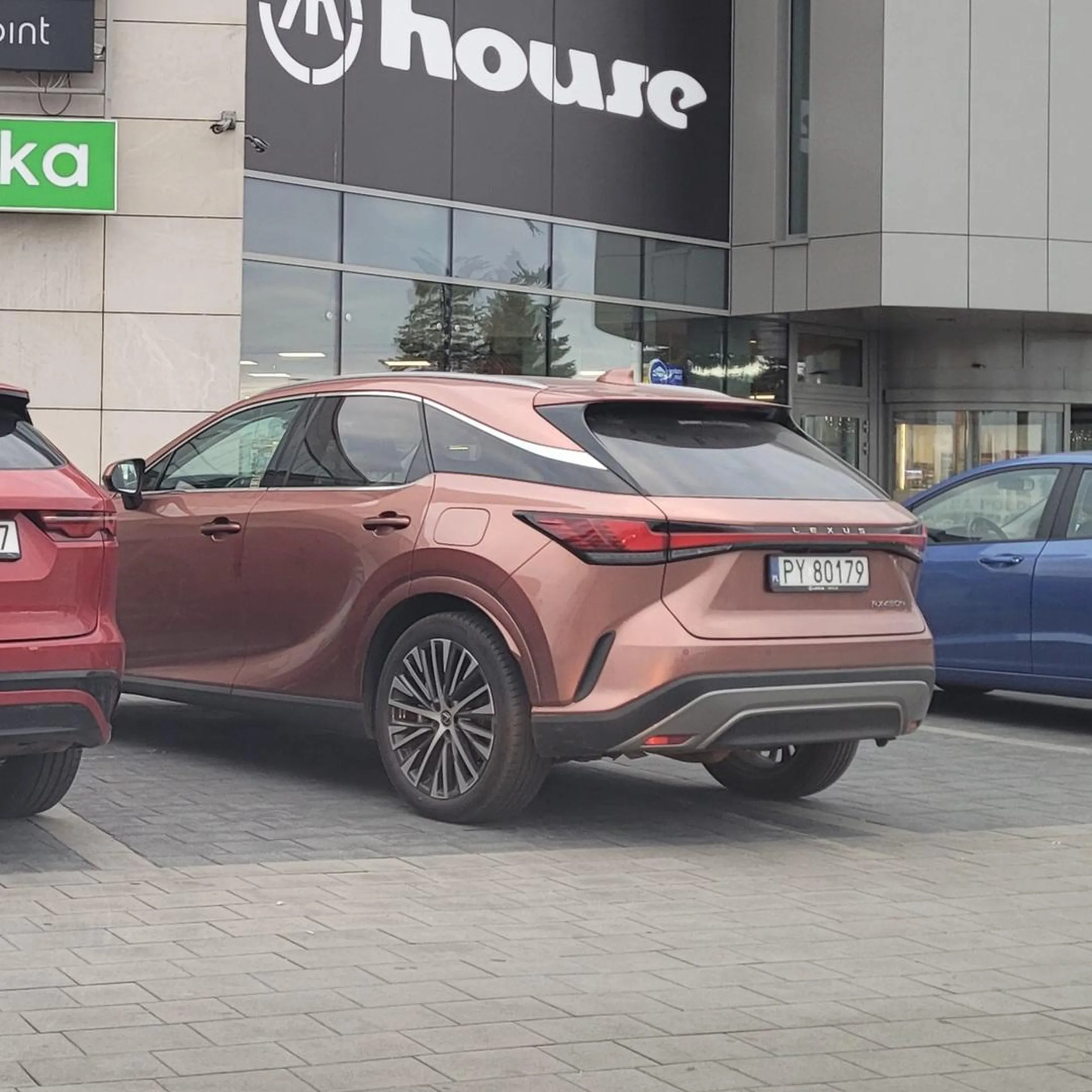 Parkuje jak święta krowa.