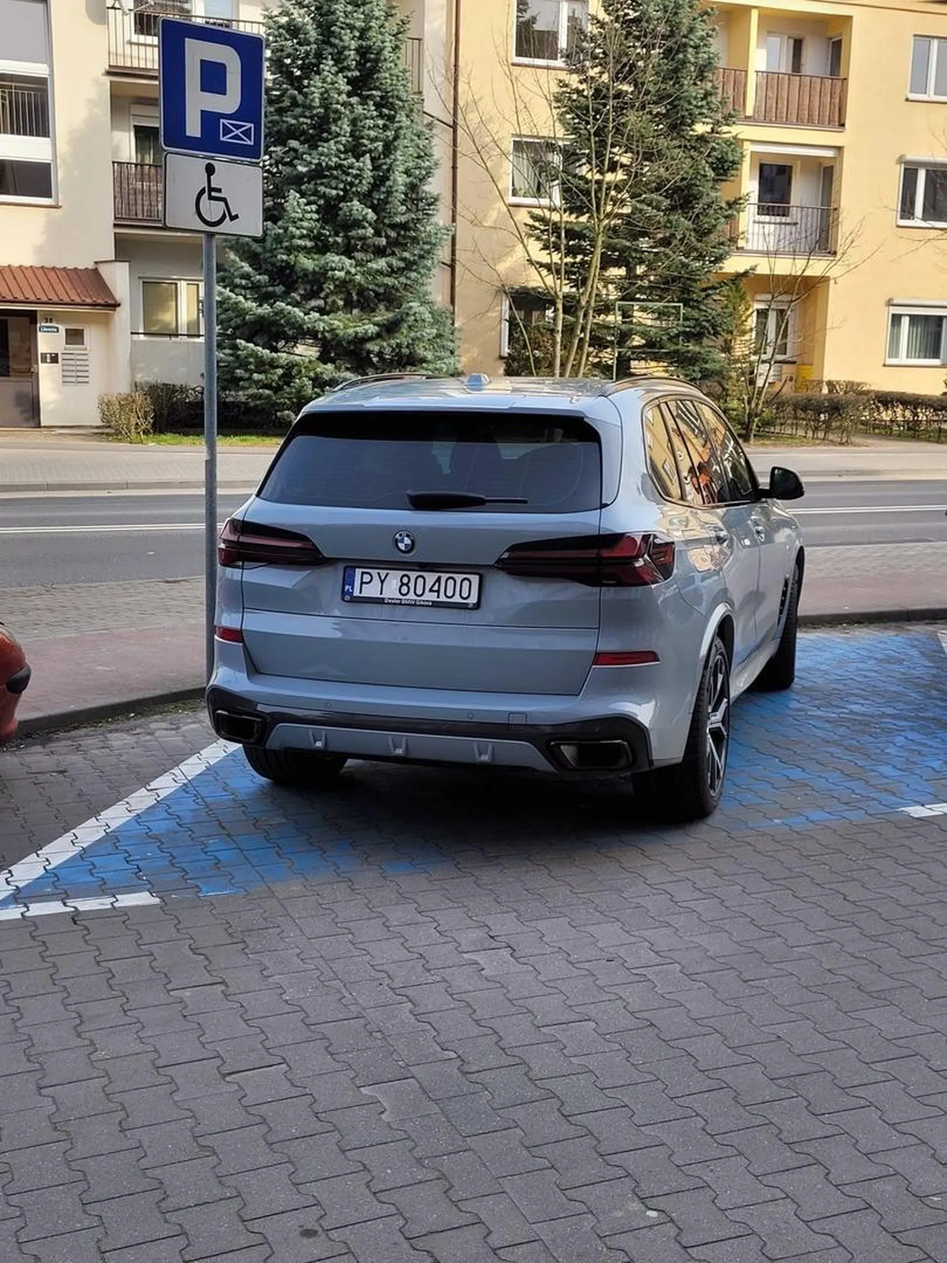 zwykły burak zajmujący miejsca dla niepełnosprawnych