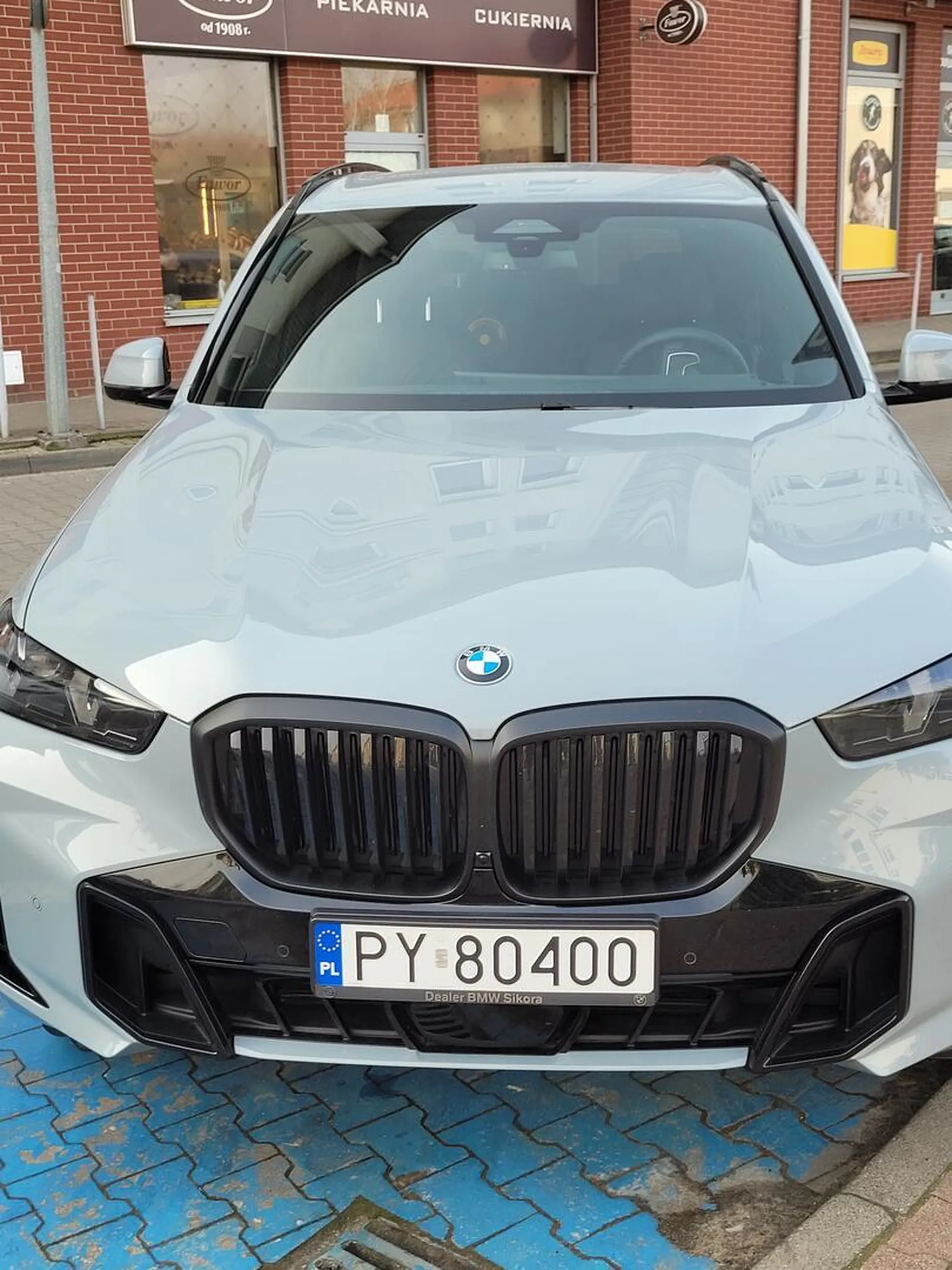 zwykły burak zajmujący miejsca dla niepełnosprawnych