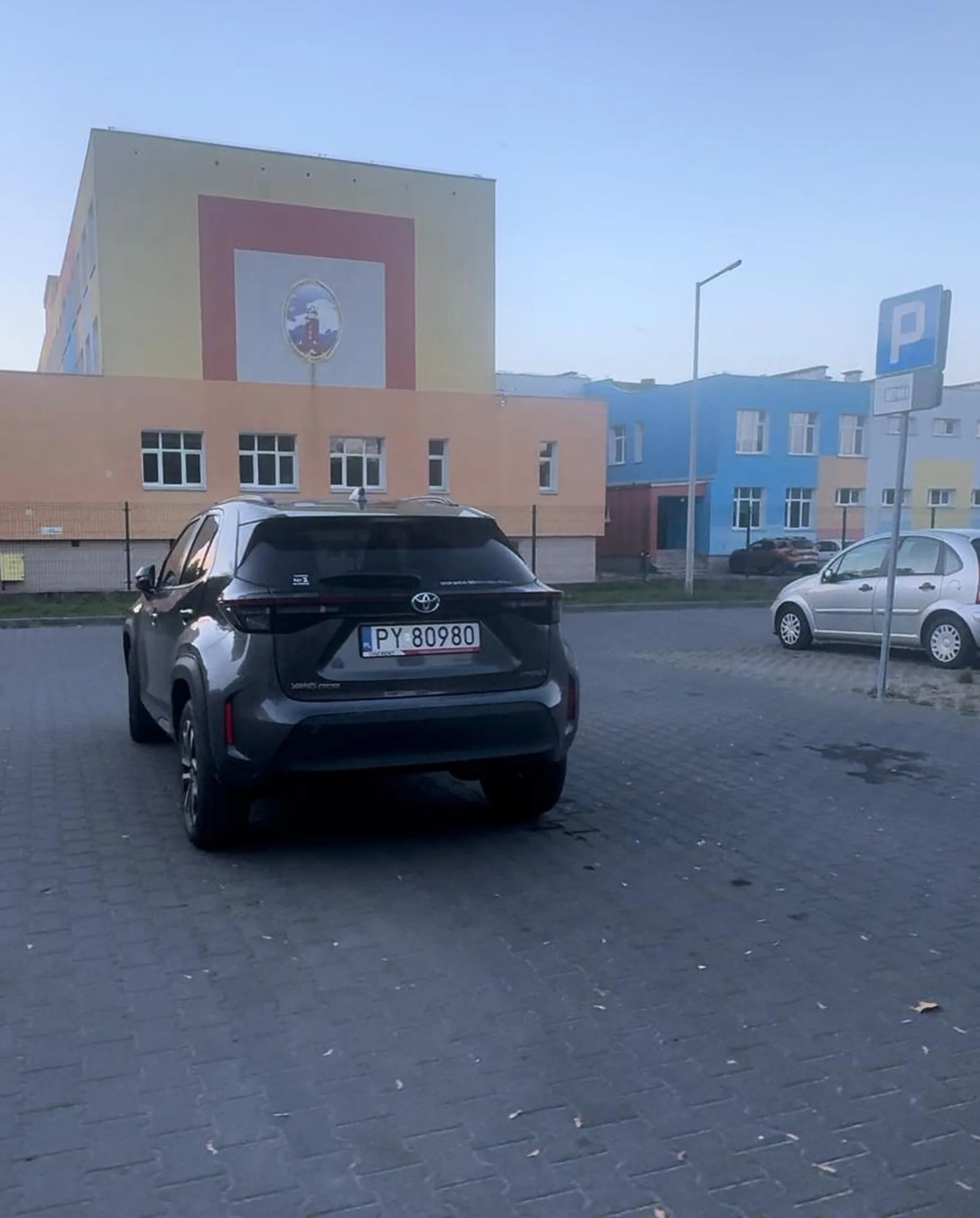 Auto zaparkowane na środku wyjazdu z parkingu, lusterka złożone więc zapewne do parkowane gdy parking obok był pełen czyt. Auto stoi dobre kilka godzin, jak nie parkingu to się szuka gdzie indziej lub staje na płatnym a nie blokuje przejazd.