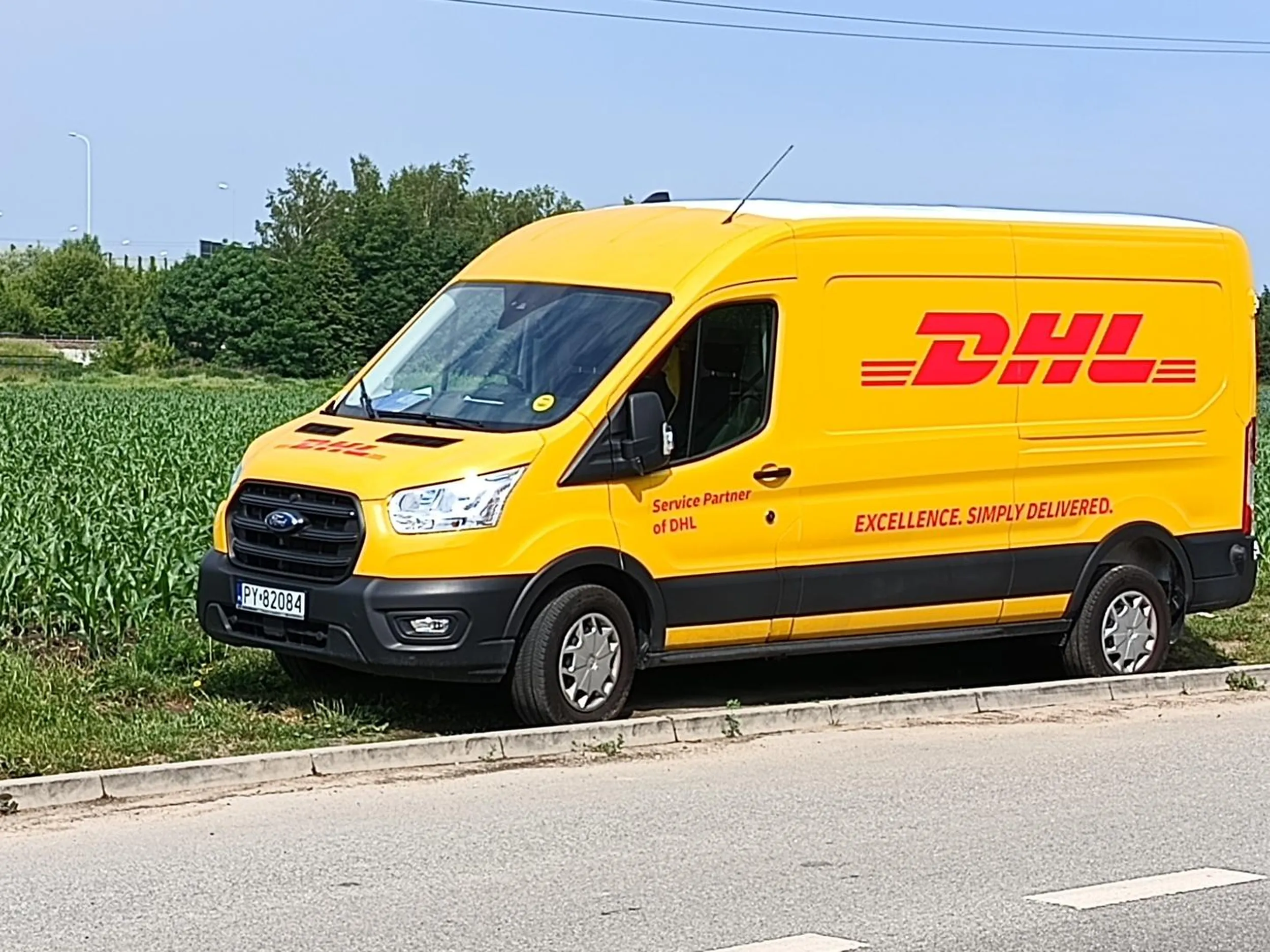 ..ujek z ..ujowej firmy DHL parkuje w Warszawie na trawie i niszczy zieleń miejską przy ulicy gdzie jest zakaz zatrzymywania się i postoju