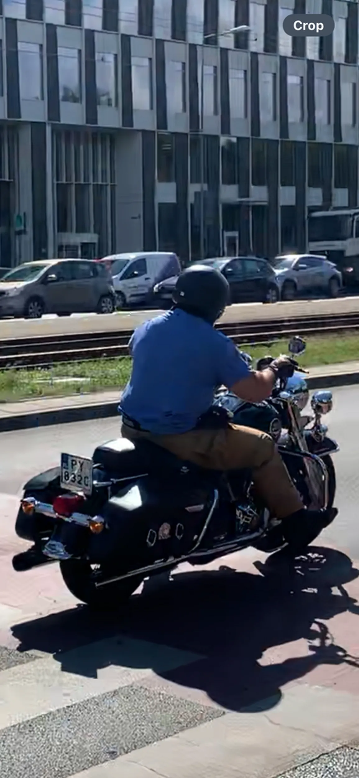 Typ jeździ motocyklem rycząc tłumikiem jakby miał Ursusa, zakała dróg i miast, hałaśliwy szkodnik. Pełno takich, ale ten dał sobie zrobić zdjęcie.