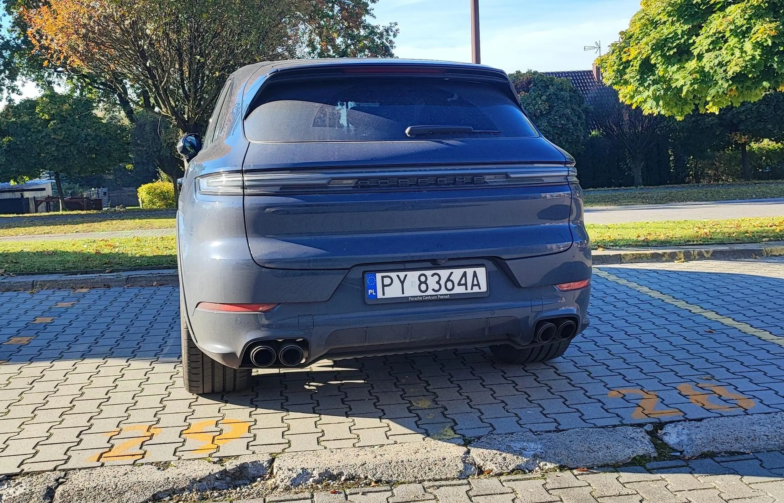 Przyjechałem na weekend z Poznania do Krakowa, w dodatku mam Porsche, więc kto mi zabroni parkować na dwóch miejscach parkingowych?