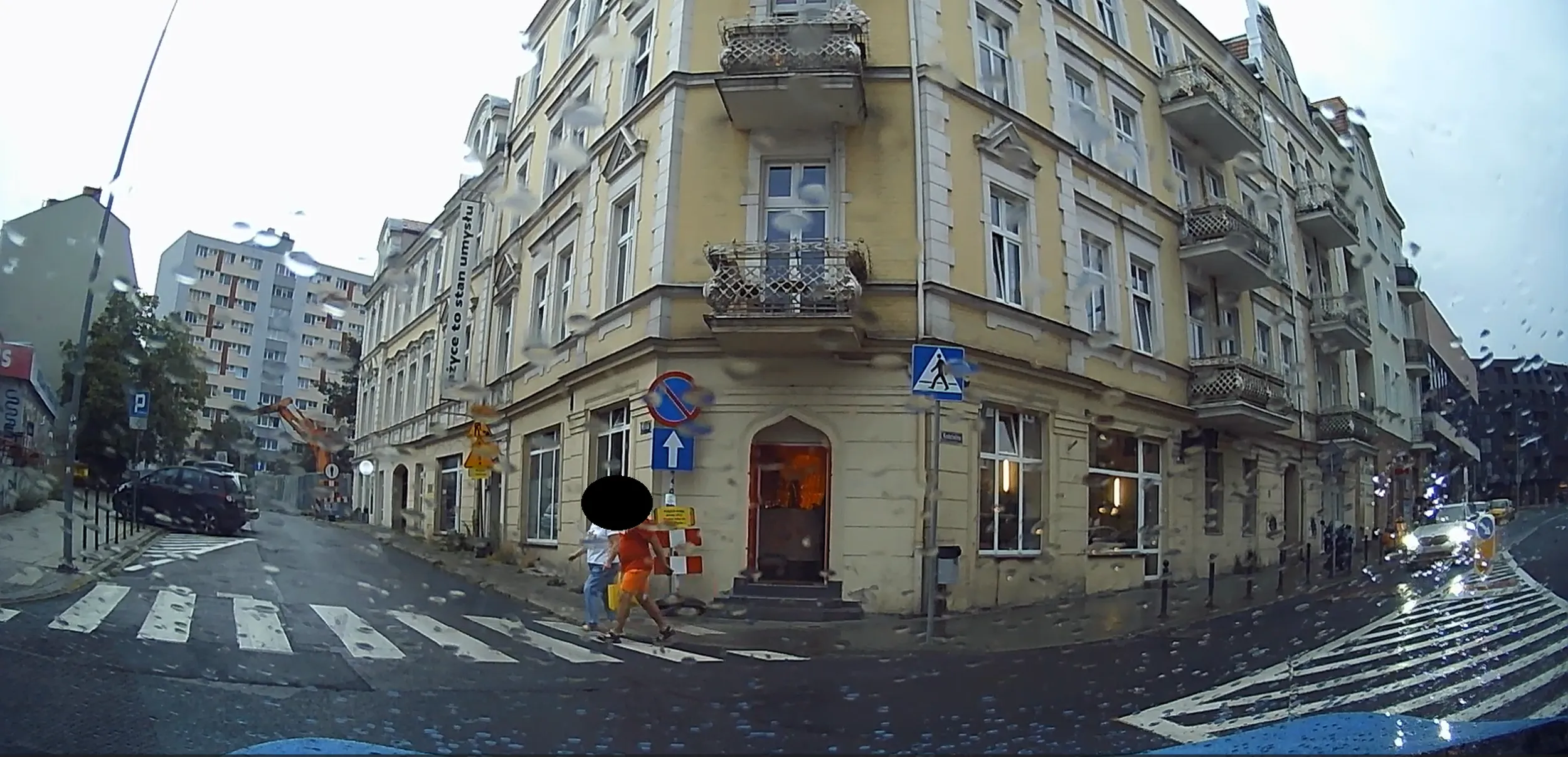 Dawałeś znak światłami, że mogę jechać, ale na przejściu byli piesi (nie mogłeś ich widzieć). Głupio mi, bo nie podziękowałem. Może przeczytasz - dzięki ?