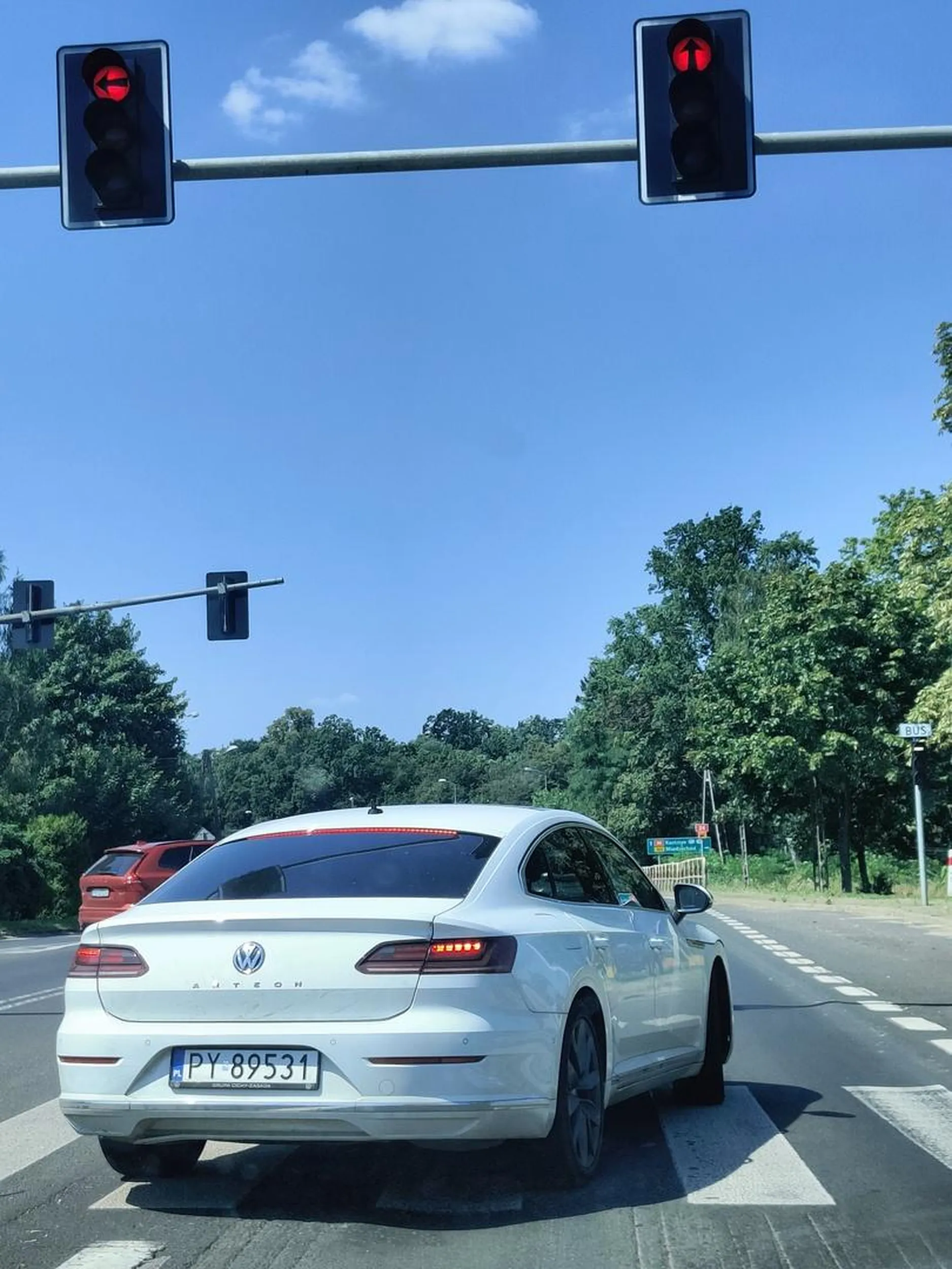 Kierowca wyprzedził pasem do lewoskretu i wjechał na pas idący prosto.