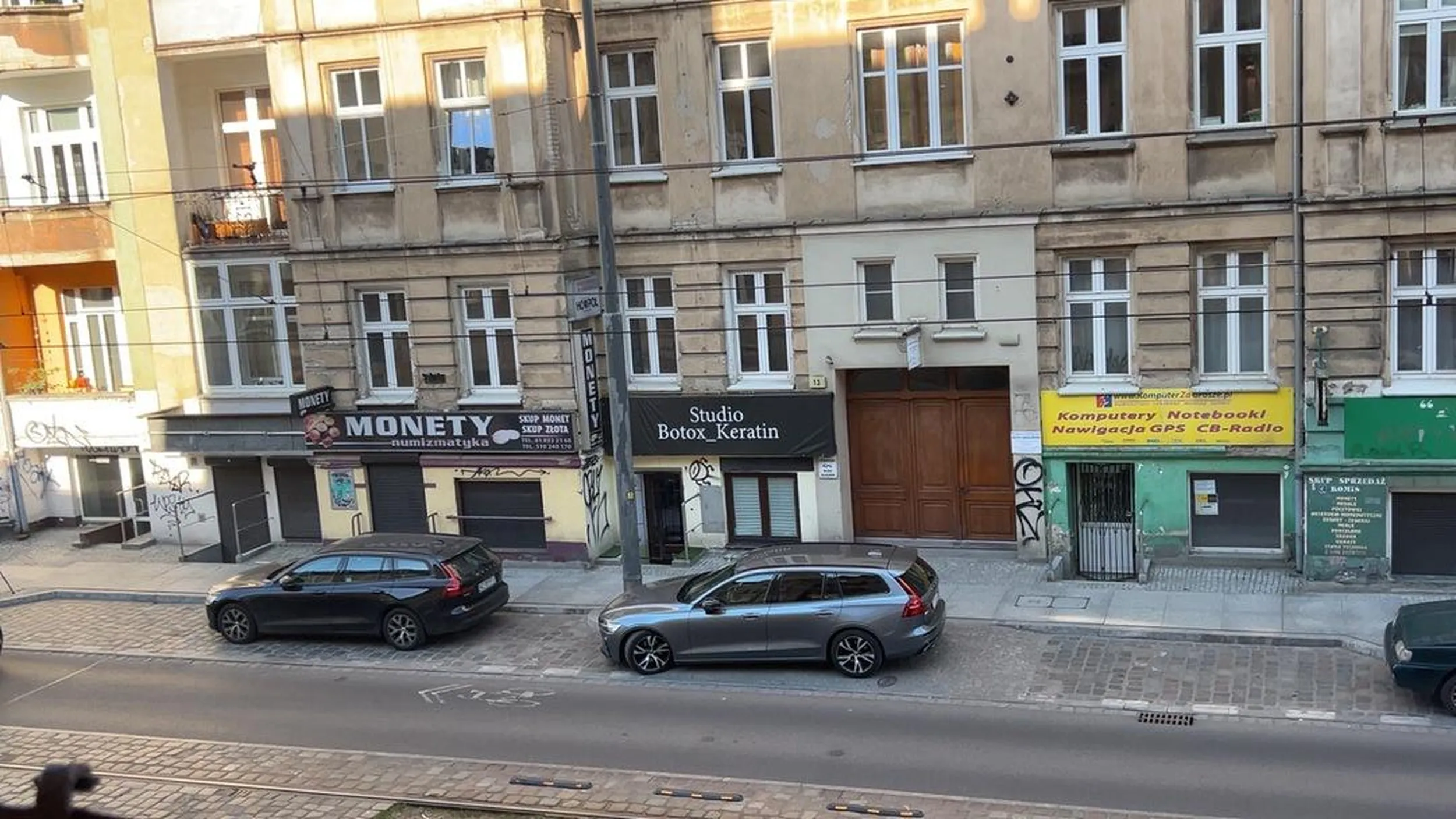 Wyraźnie napisane - brama wjazdowa nie zastawiać ! wokół sporo miejsca do zaparkowania tymczasem ten samochód całą noc az do godziny 8.30