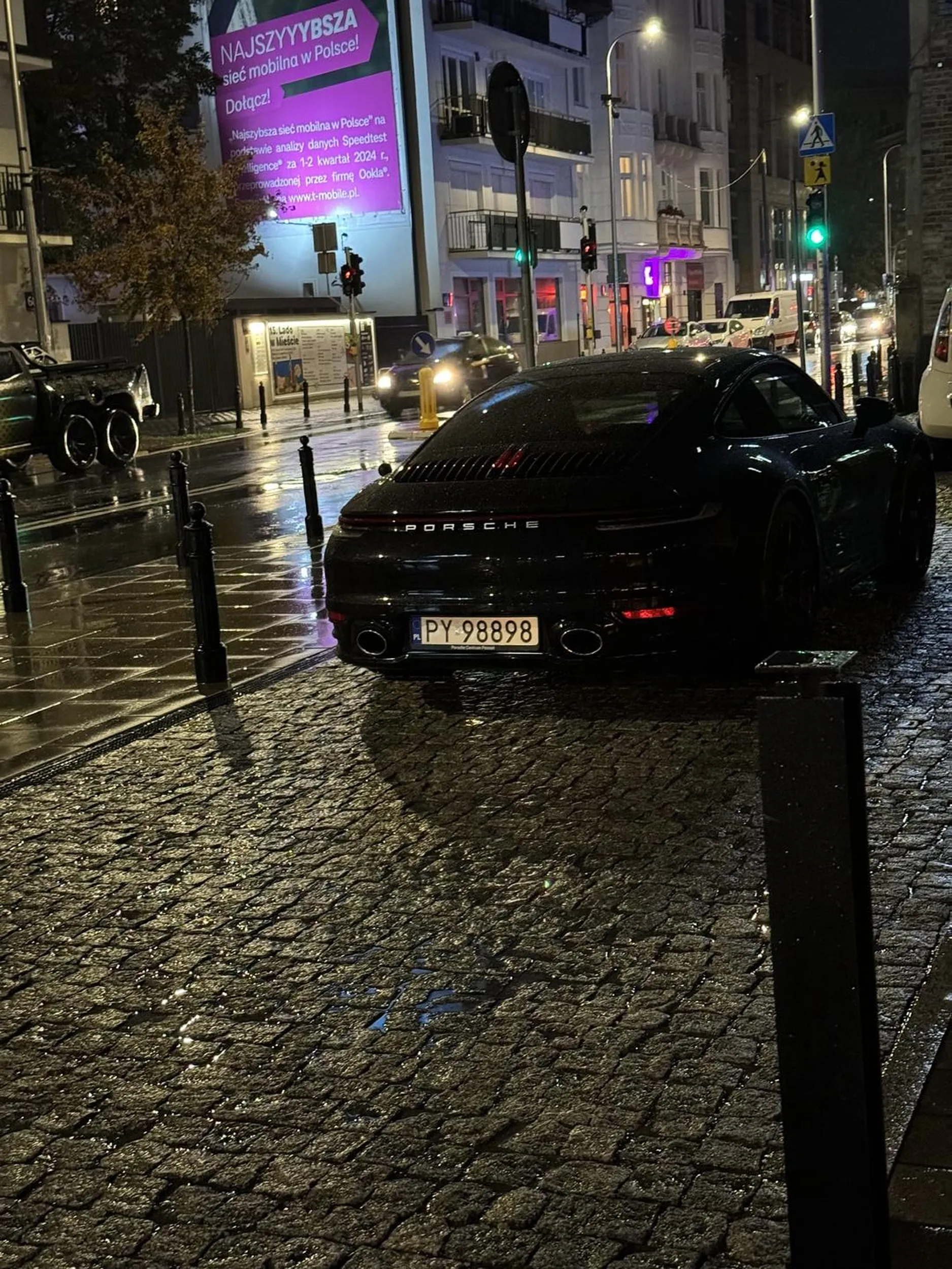 Zaparkował blokując przejazd. Arogant, ujmując to delikatnie. Chociaż ktoś mógłby powiedzieć ‚zjeb’.