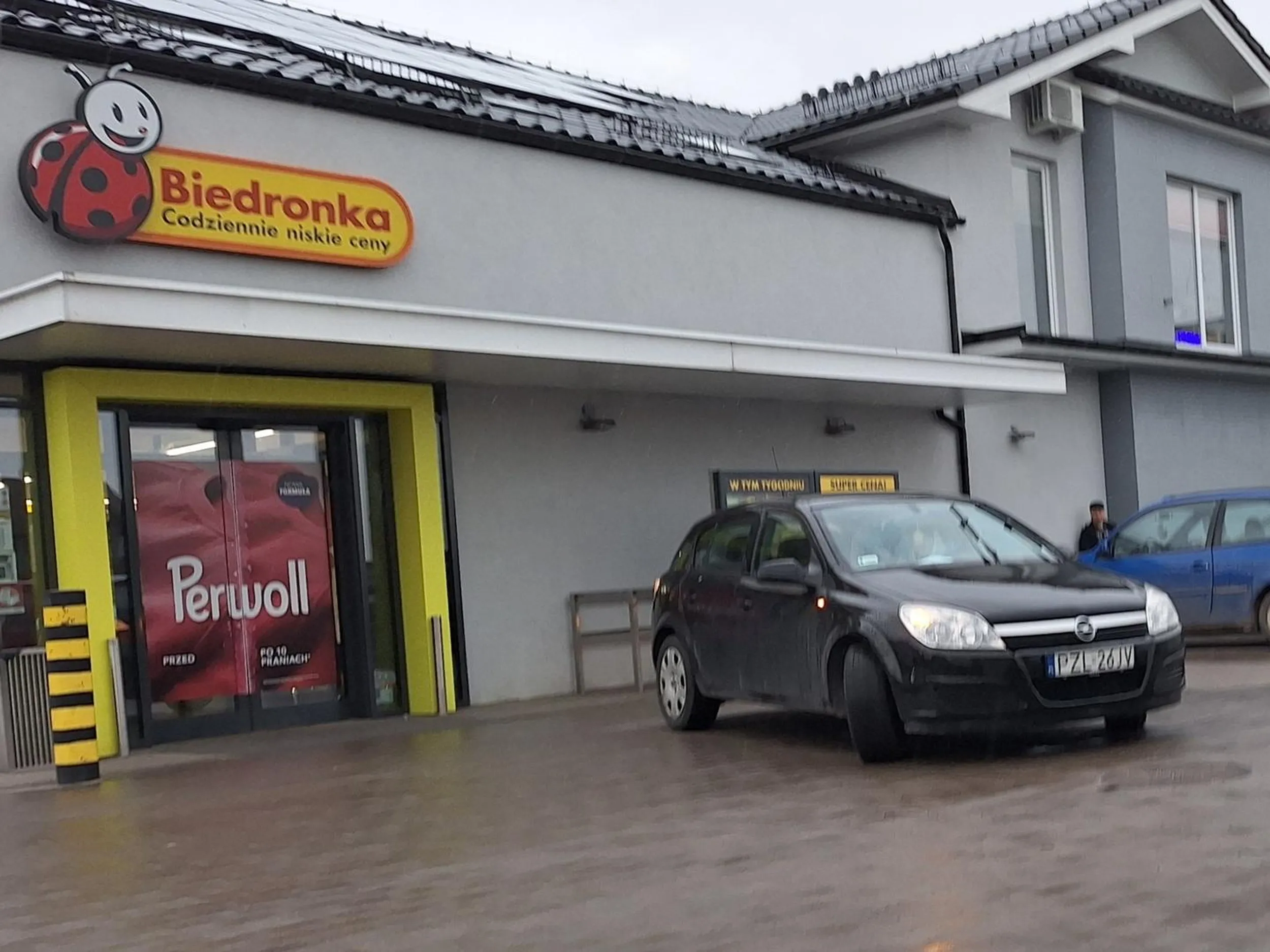 Ruda ciota, która jakby mogła, to by do środka wjechała. Ale ma aspiracje, bo uczęszcza do patologicznej SMS