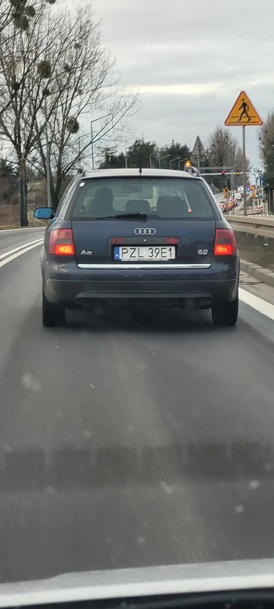 Wypalone pety wywala za okno