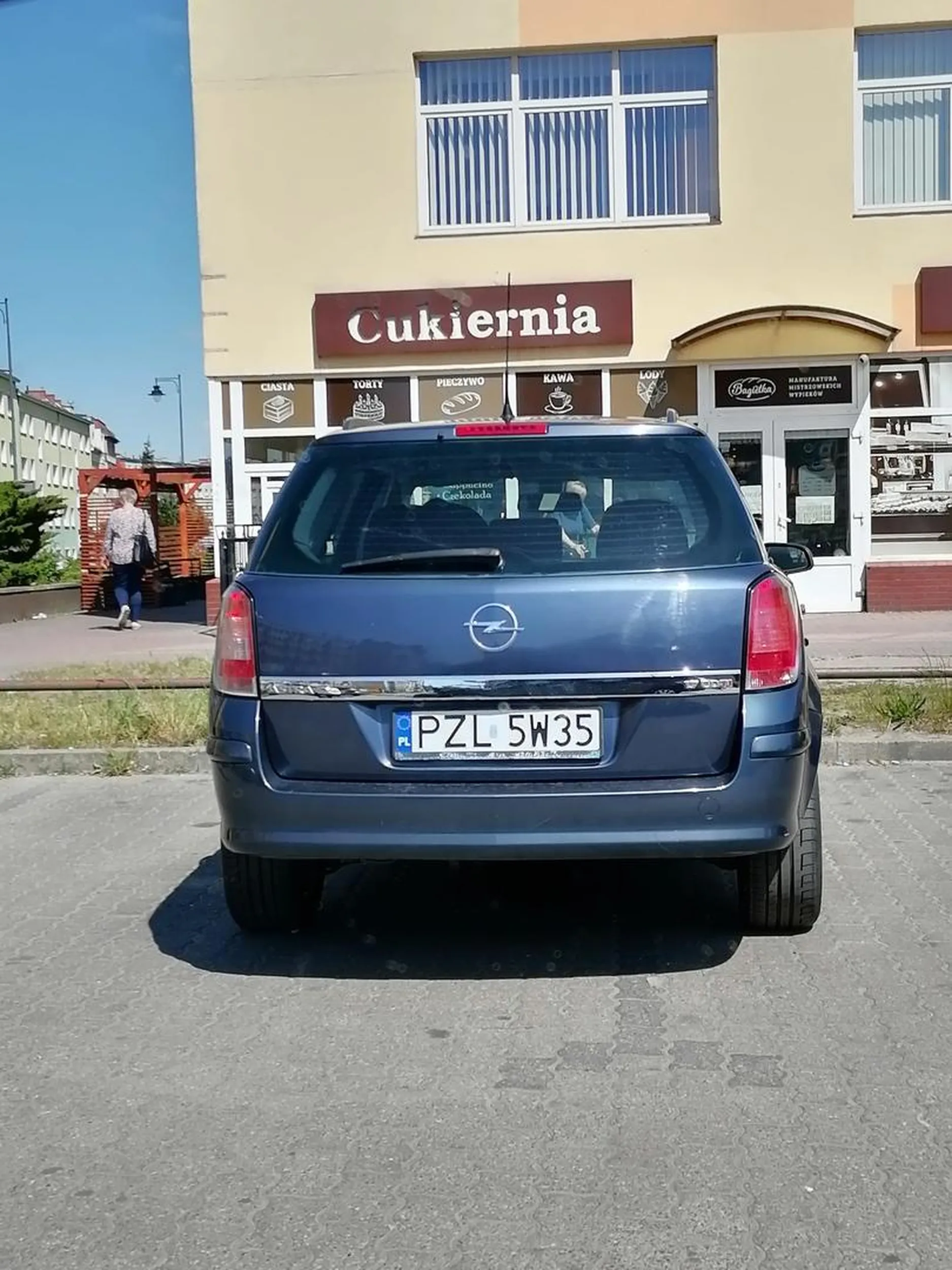 Mistrz świata w parkowaniu, od razu parkuje na 2 miejsca Miejscowość Szczecinek, ul Wyszyńskiego parking przy Netto