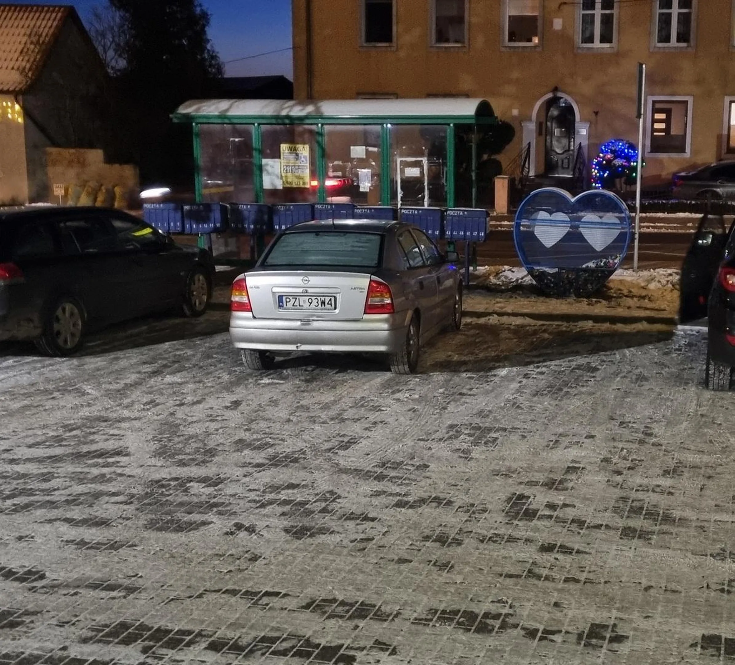 Trzy miejsca zająłeś. Naucz się parkować.