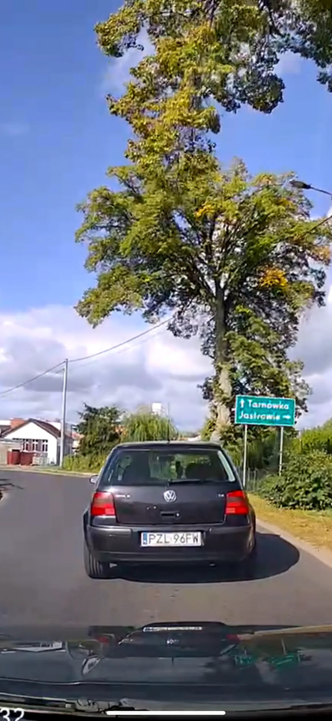 Blokuje drogę, gwałtownie hamuje,  wyznacza ‚sprawiedliwość’ na końcu używa telefon podczas jazdy