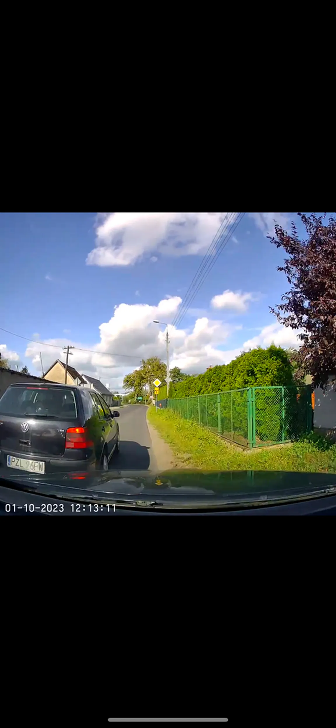 Blokuje drogę, gwałtownie hamuje,  wyznacza ‚sprawiedliwość’ na końcu używa telefon podczas jazdy