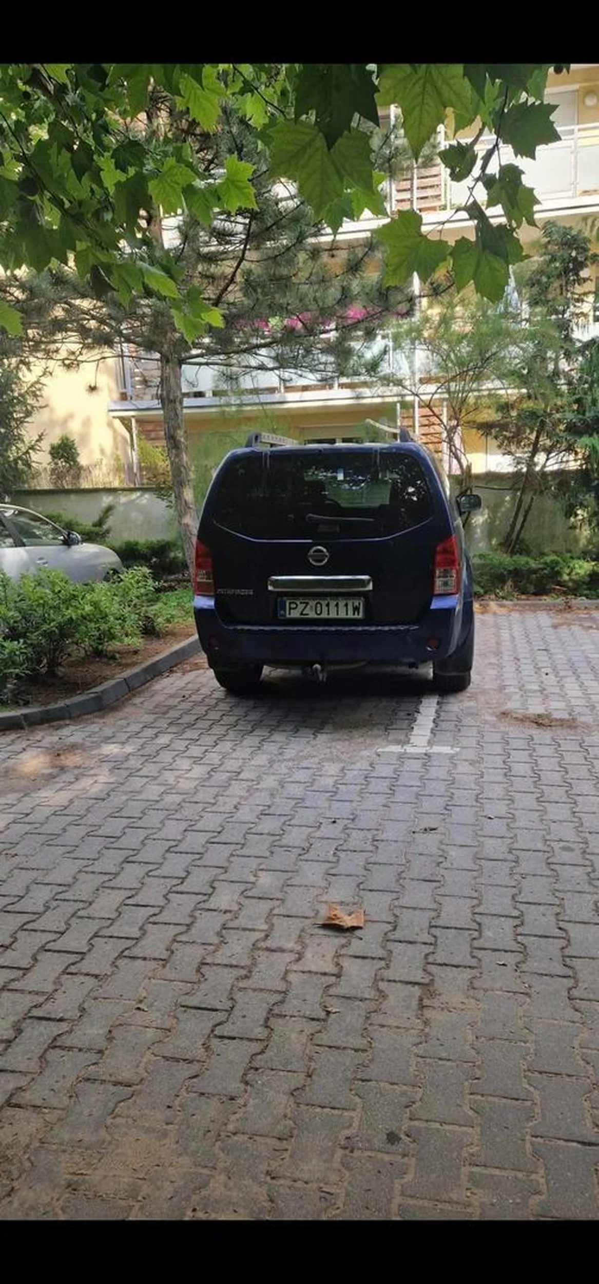 Uprzejmie proszę nauczyć się prawidłowo korzystać z miejsc parkingowych. Samochód regularnie stoi zaparkowany w podobny sposób na osiedlu Różany Potok.