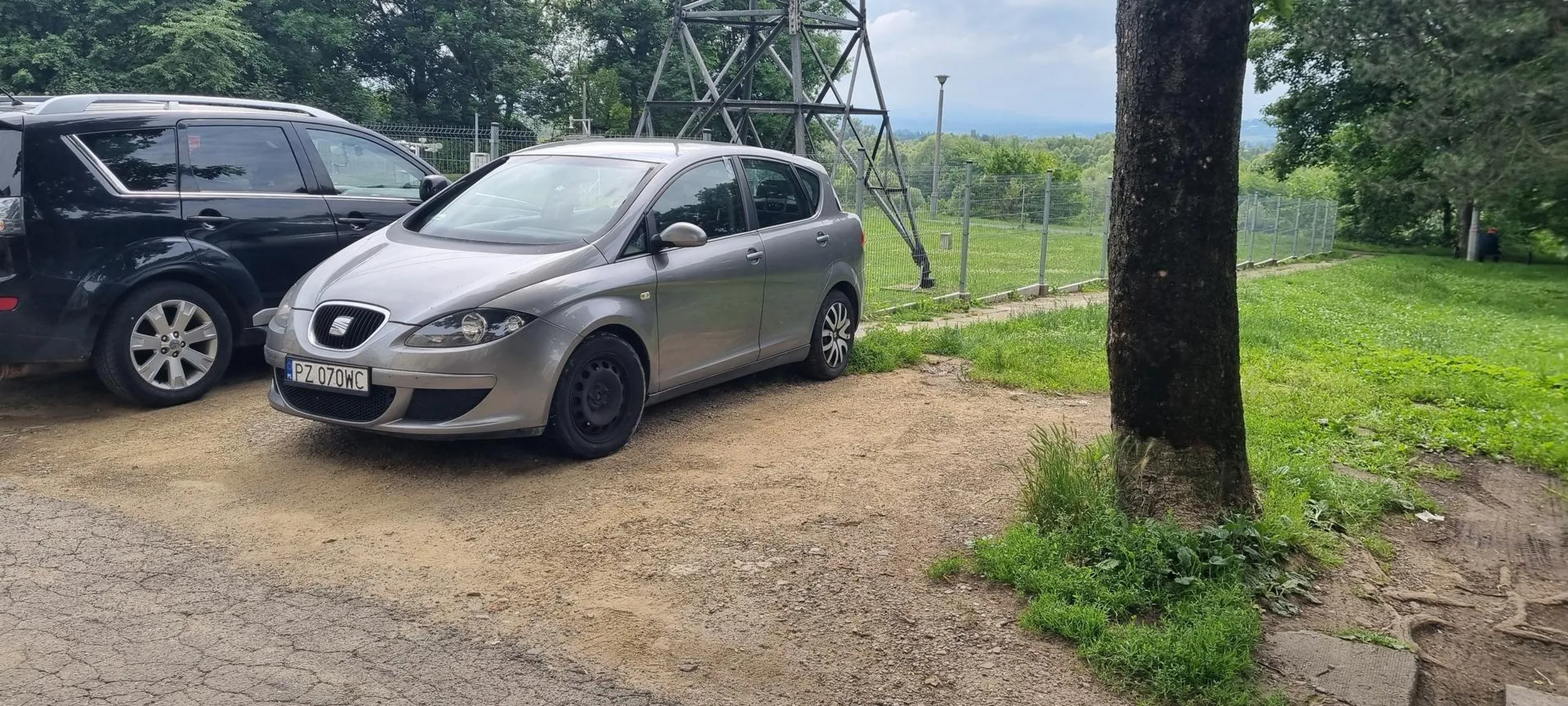 Jak już parkujesz na nieswoim osiedlu to naucz się gamoniu zostawiać miejsce dla ludzi, bo za Tobą jest ścieżka jakbyś nie zauważył