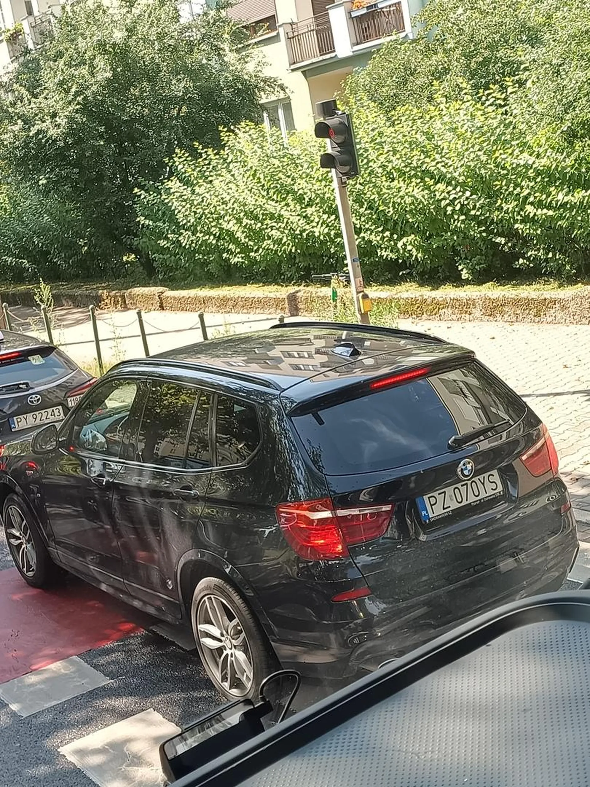 Byle kilka metrów do przodu, a piesi i rowerzyści niech się martwią.