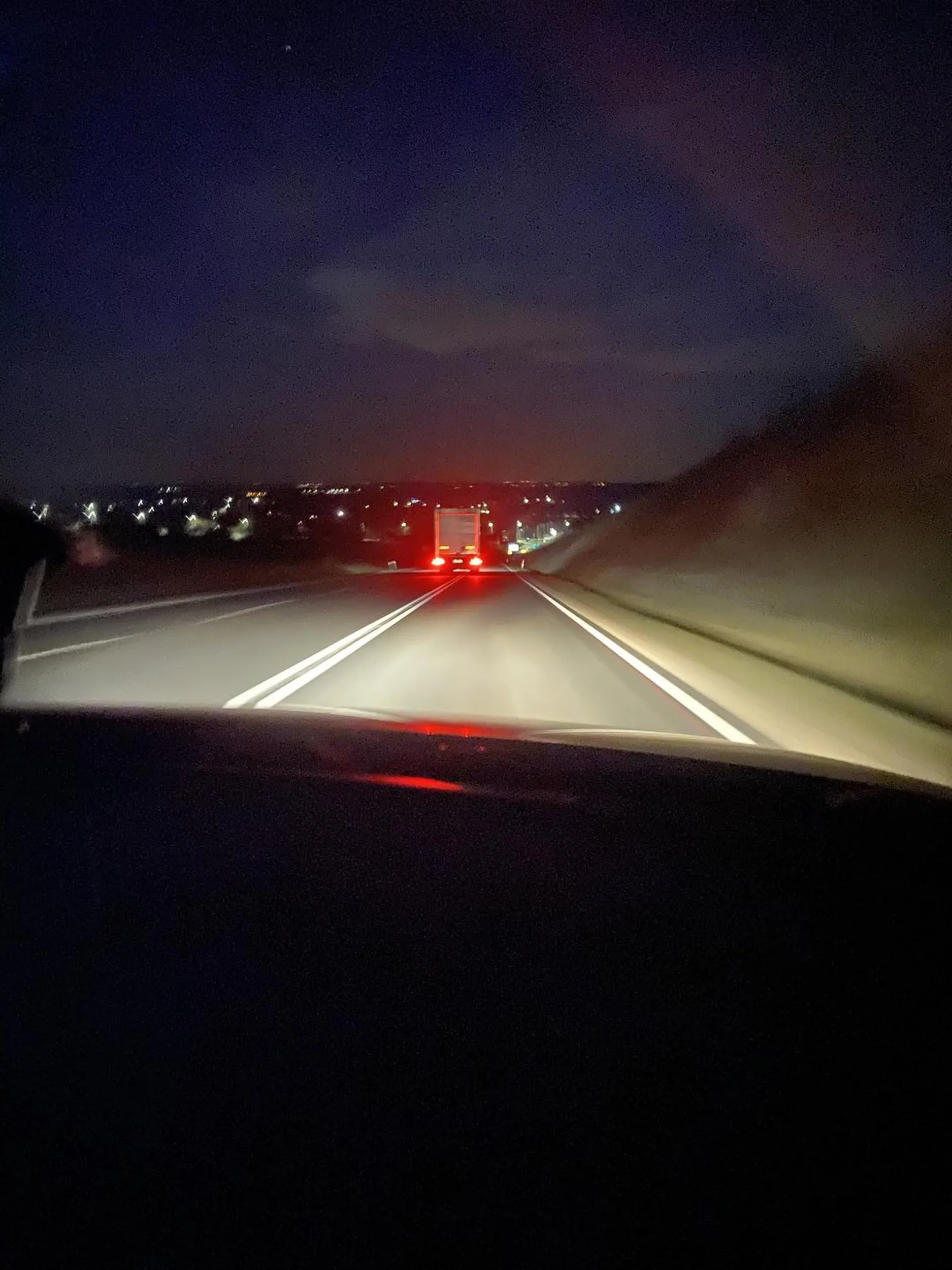 Kierowca tira o tej rejestracji jechał slalomem, co chwila zjeżdżał nie na swój pas i nagle gwałtownie hamował, stwarzając jednocześnie niebezpieczną sytuacje dla innych.