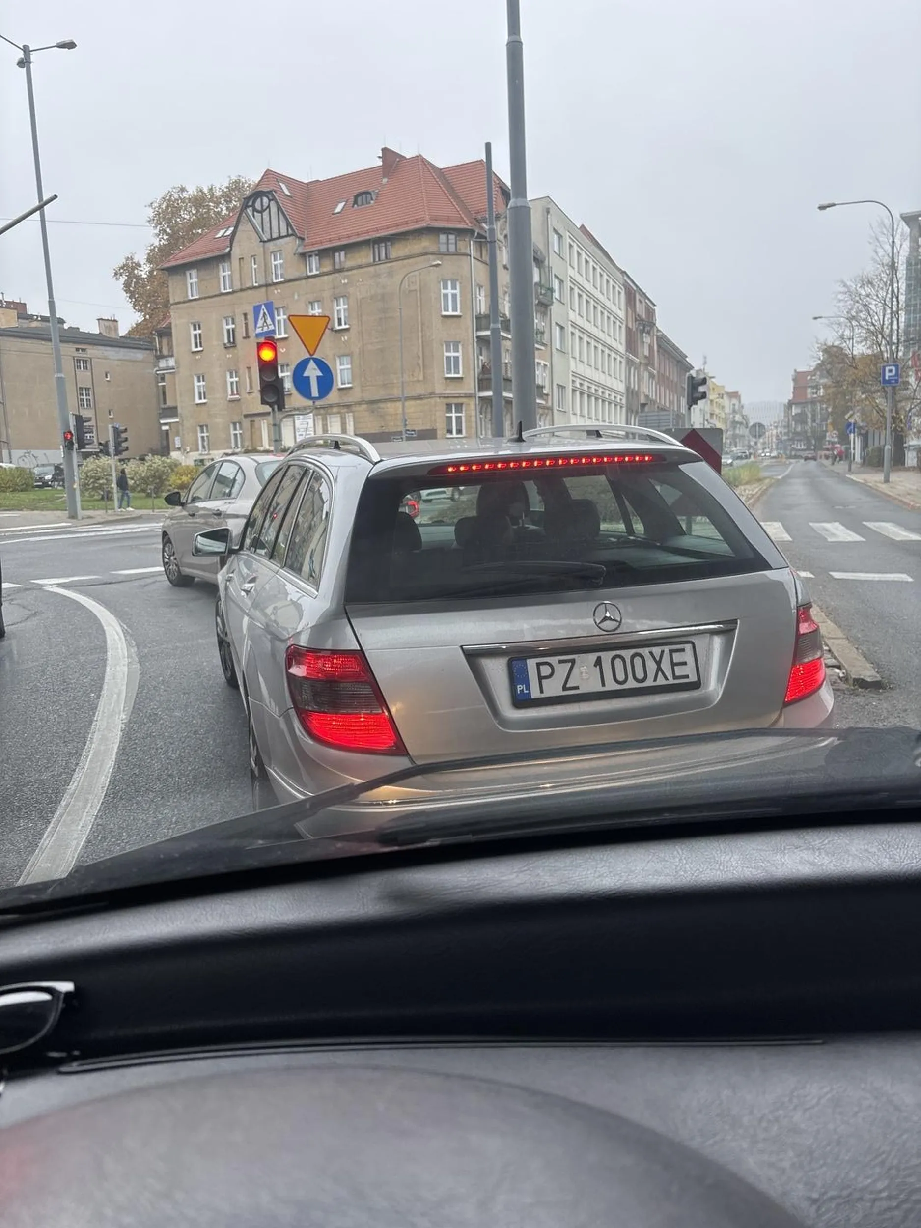 Wyprzedzanie i zmiana pasa byle by wyprzedzić, zachaczyl tyłem o inne auto przy zmianie pasa i uciekł z miejsca zdarzenia.
