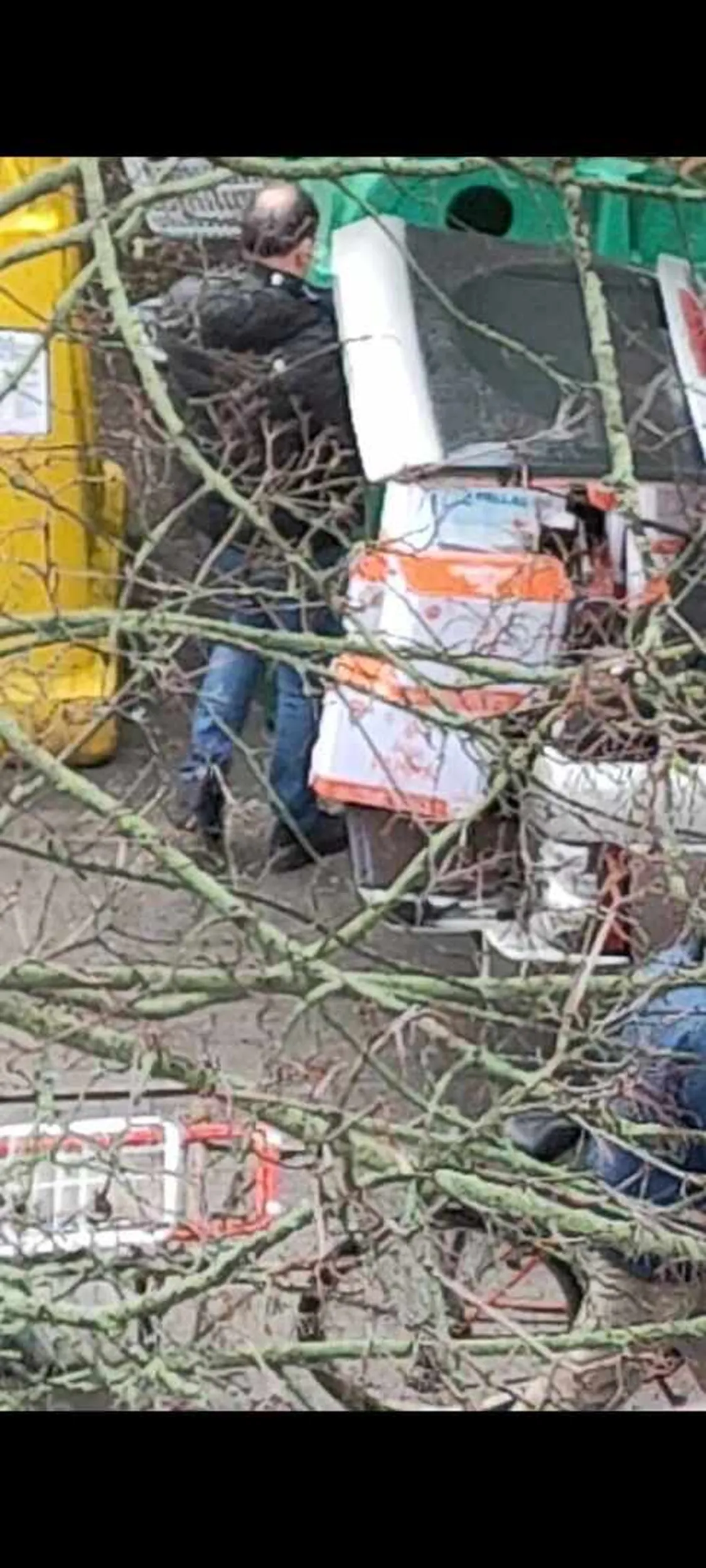 Janusz podjeżdza Land Roverem wywalić na prywatne osiedlowe śmietniki setki butelek Aqua Panny i San Pellegrino.