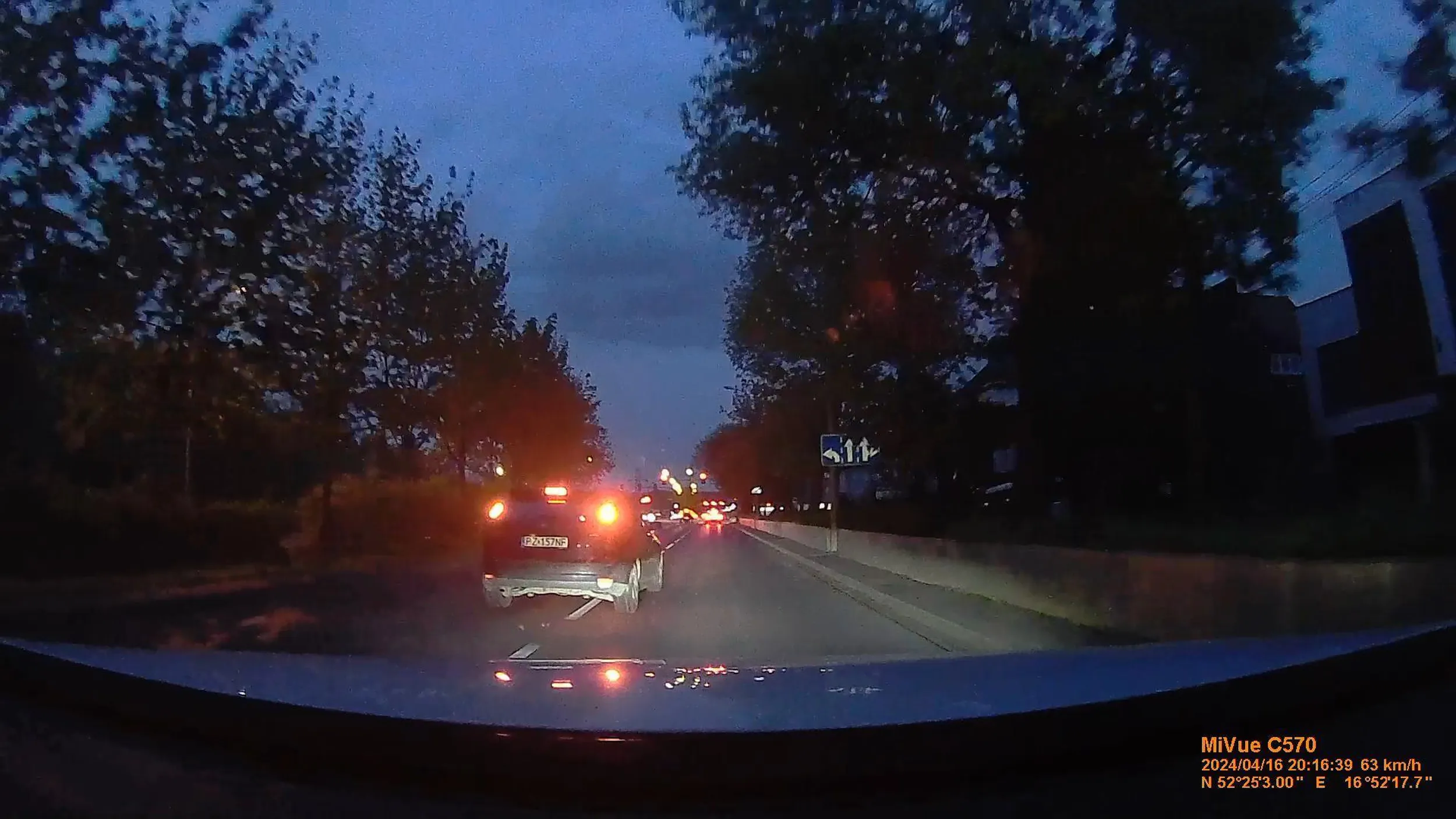 Zmienia pasy bez używania kierunkowskazów i jest bardzo niemiły - nadużywa palca środkowego. Nie pozdrawiam