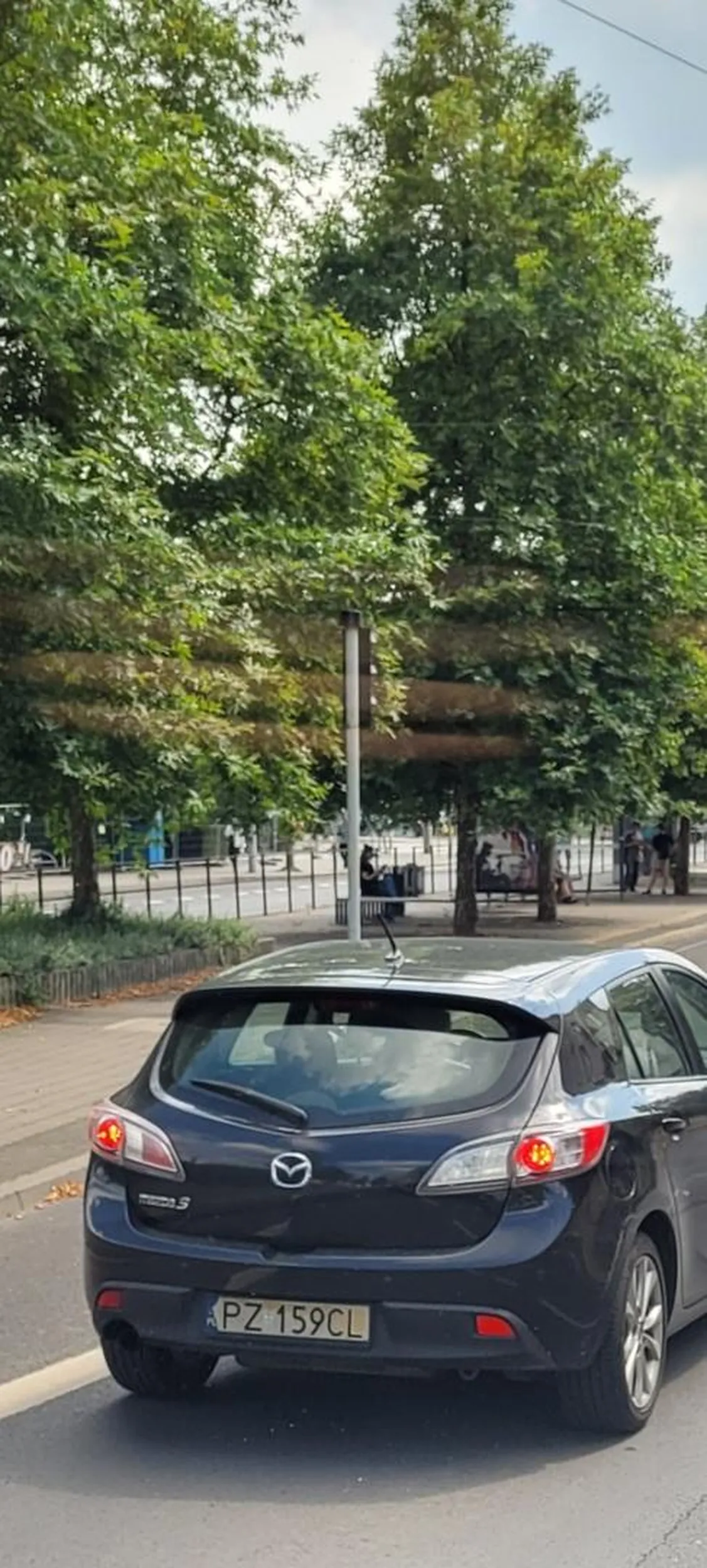 Jeździ bus pasem ,wymusza pierwszeństwo, cwaniak.