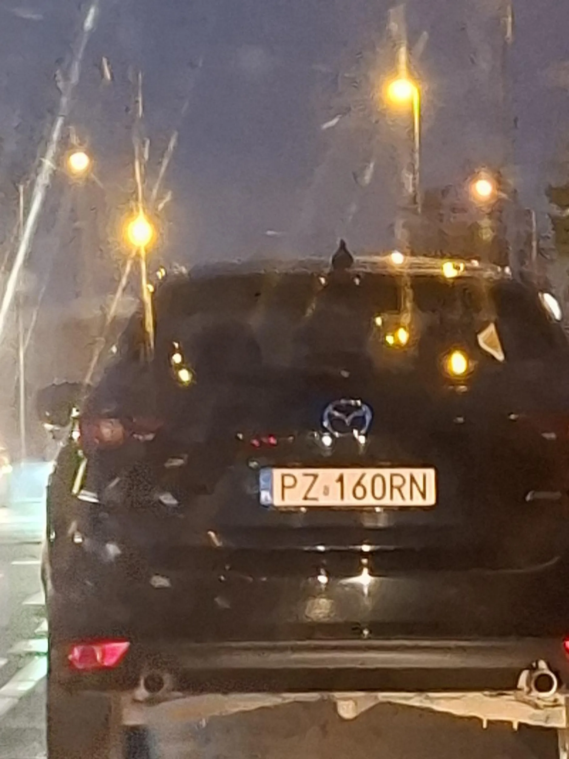 Na dziennych po zmroku i to czarnym autem. Dramat