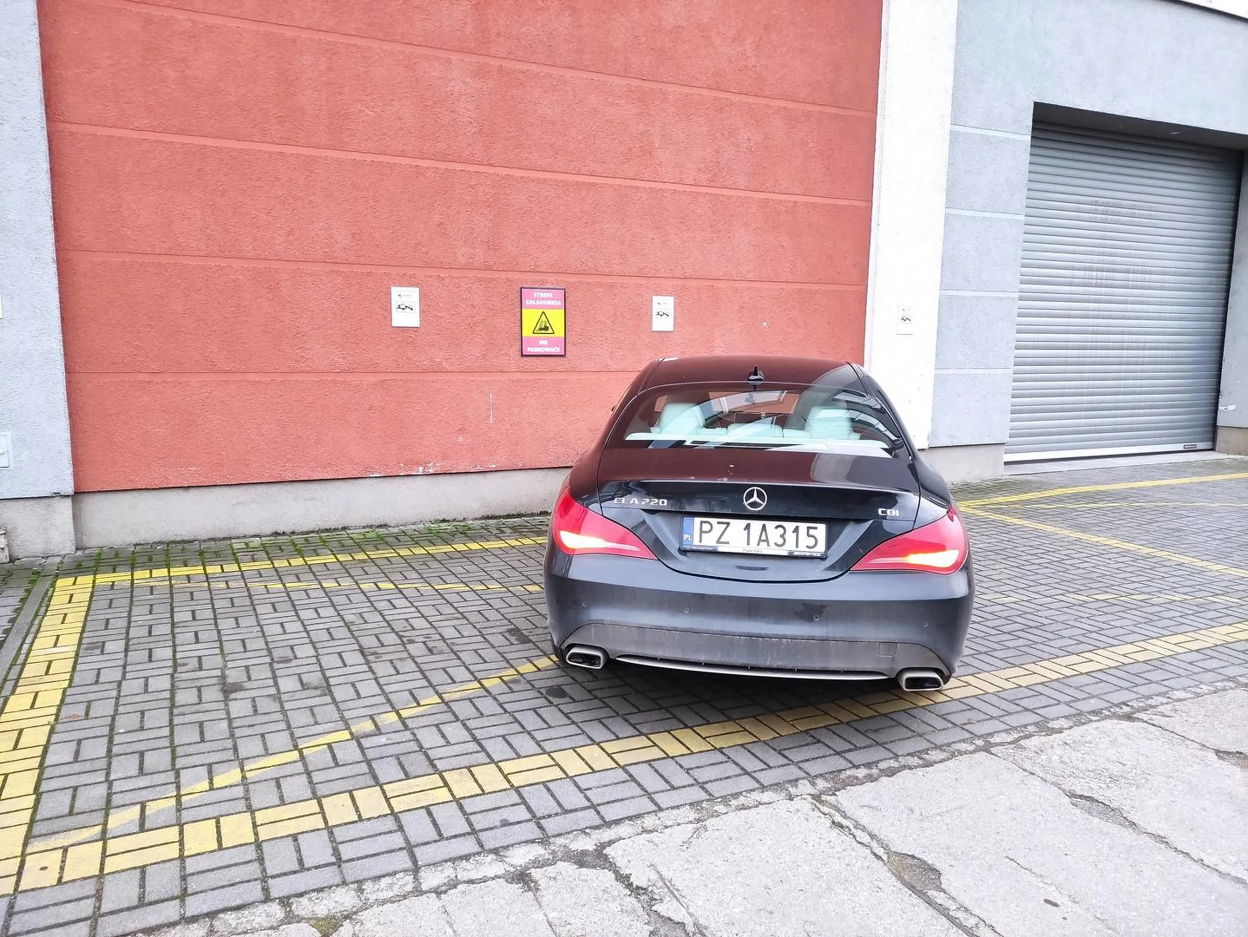 Światła awaryjne nie uwalniają od zakazu parkowania, zwłaszcza jak jest wyraźnie oznaczona koperta pod strefę dostaw. Utrudnianie pracy innym dla własnej wygody - zamiast skorzystać z legalnego płatnego parkingu 3zł/h który został specjalnie stworzony dla interesantów pobliskiego urzędu.