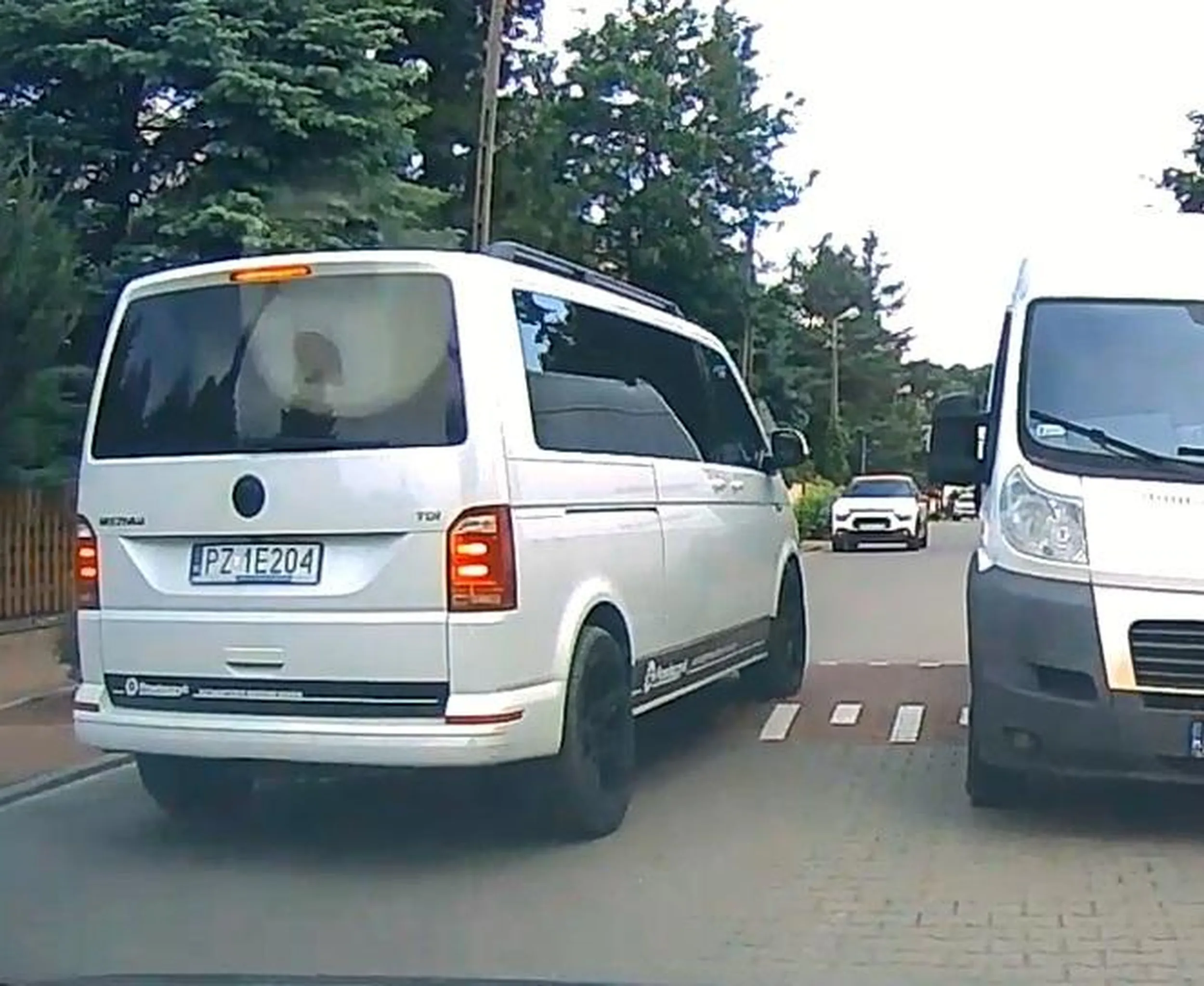 Jeździć to to za bardzo nie umie, typowy ujeżdżacz bmw, choć zdarza się jak pod tą tablicą w wv transporterze też lubi piracić po wsi. Szybko i bez pomyślunku oto pełna wizja.