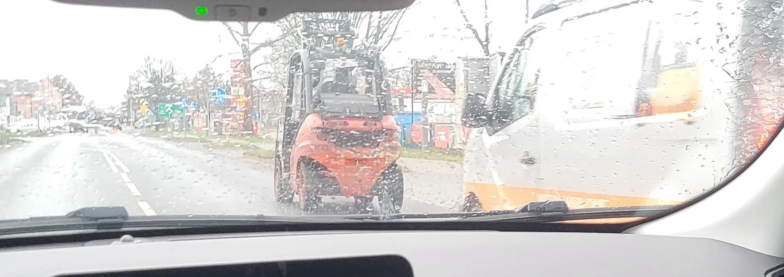 W Kościanie ulicą jeeeeedzieeeee wózek widłowy bez rejestracji a za nim bus