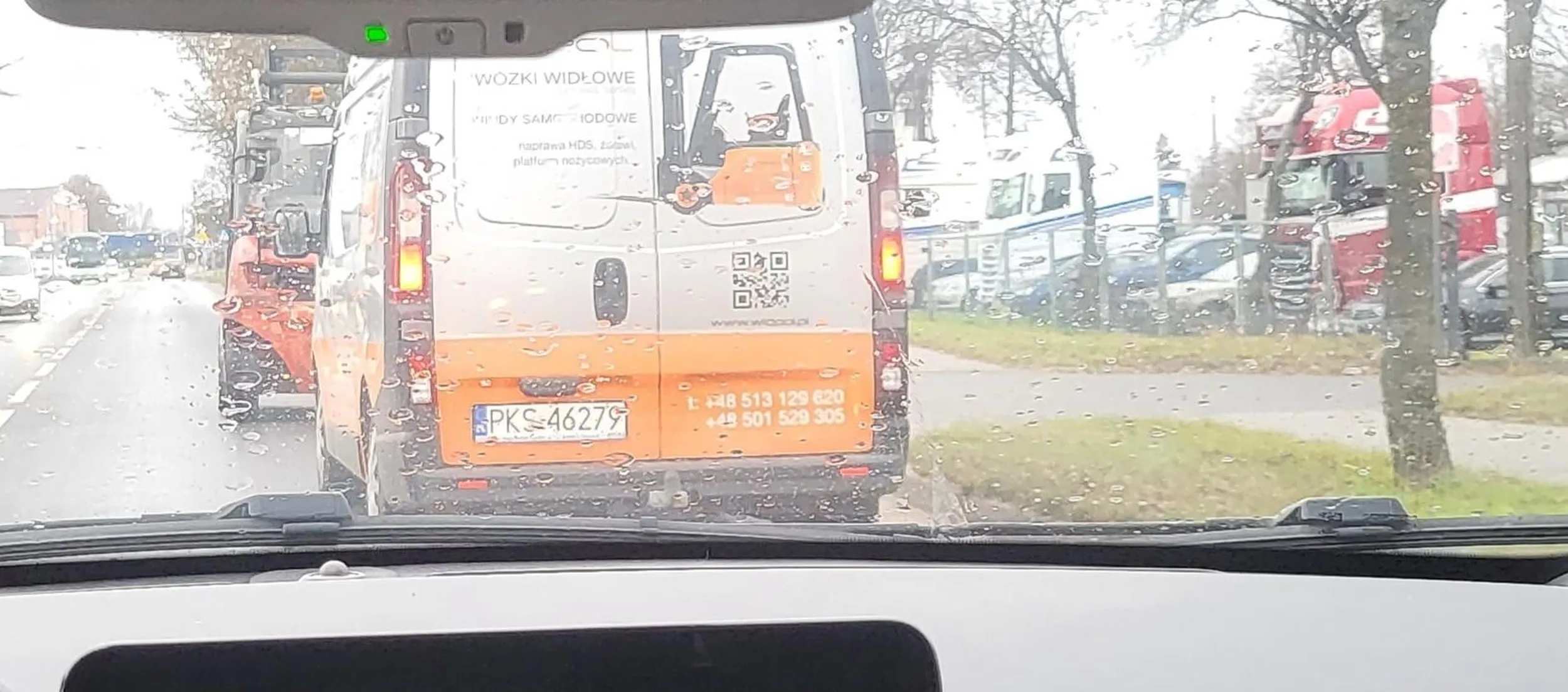 W Kościanie ulicą jeeeeedzieeeee wózek widłowy bez rejestracji a za nim bus